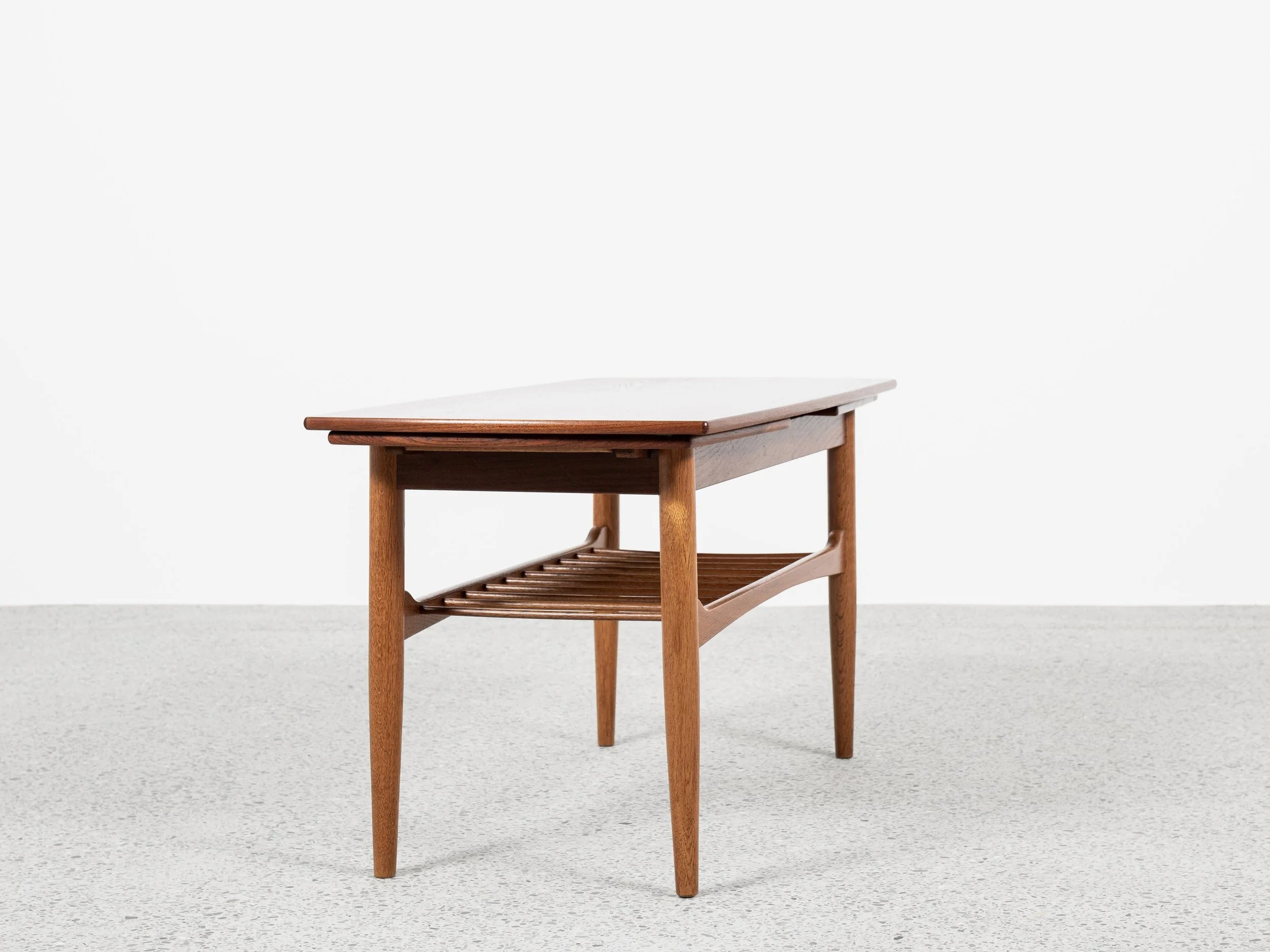 Midcentury_extendable_coffee_table_in_oak_and_teak_1960s
