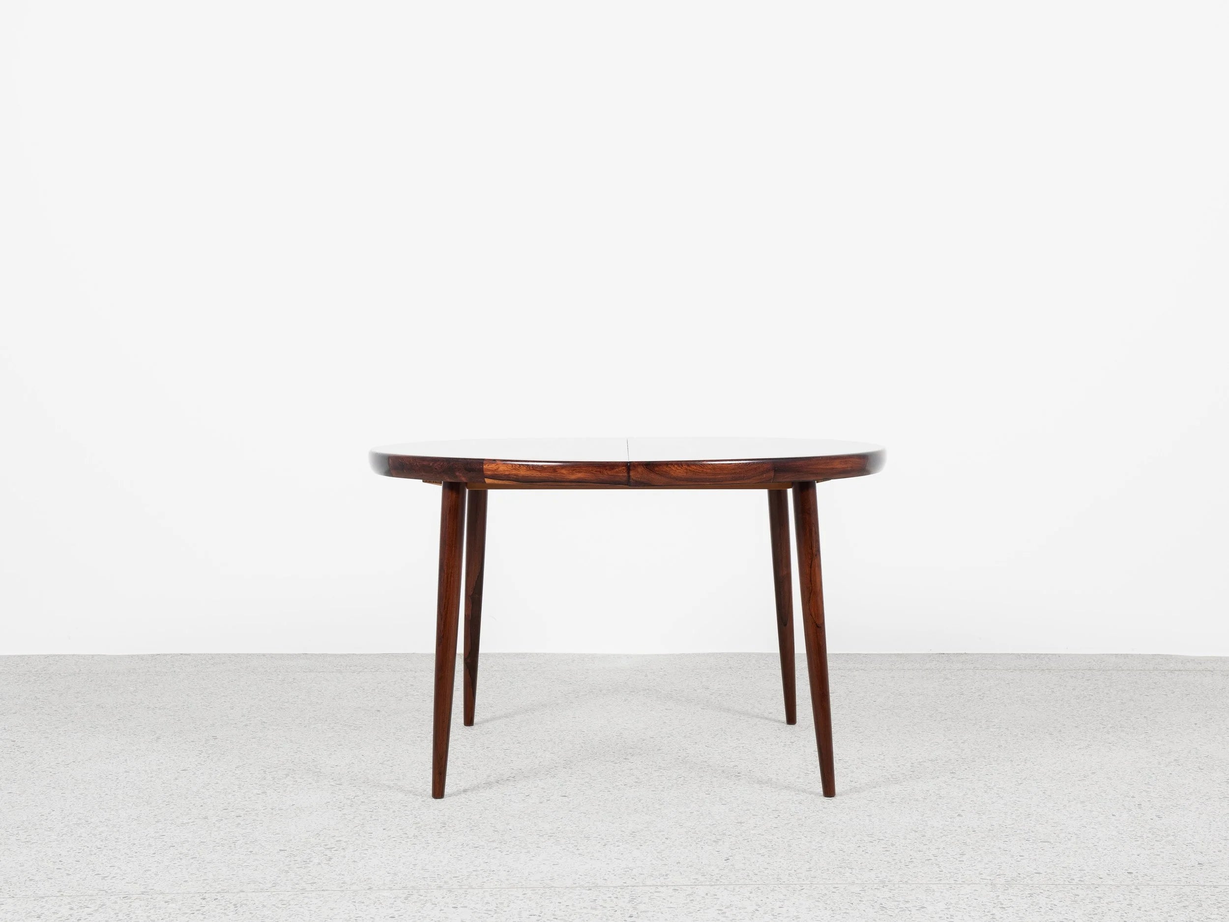 Midcentury_extendable_round_dining_table_in_rosewood_by_VV_Møbler_1960s