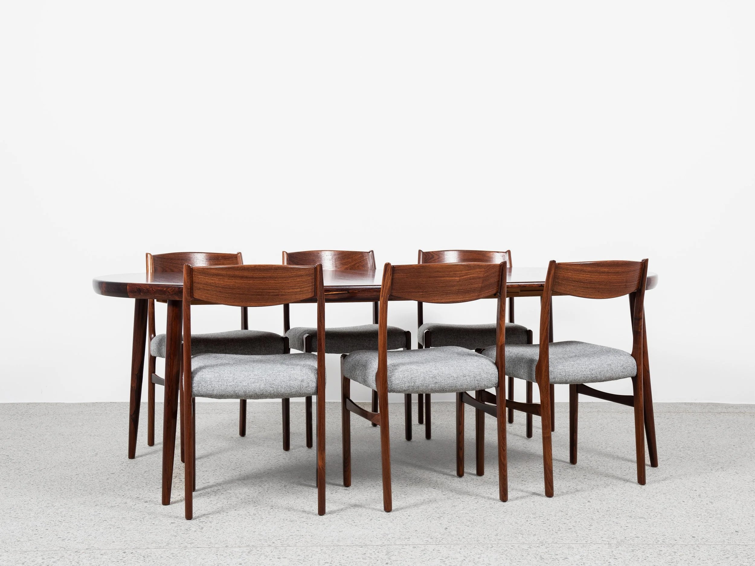 Midcentury_extendable_round_dining_table_in_rosewood_by_VV_Møbler_1960s