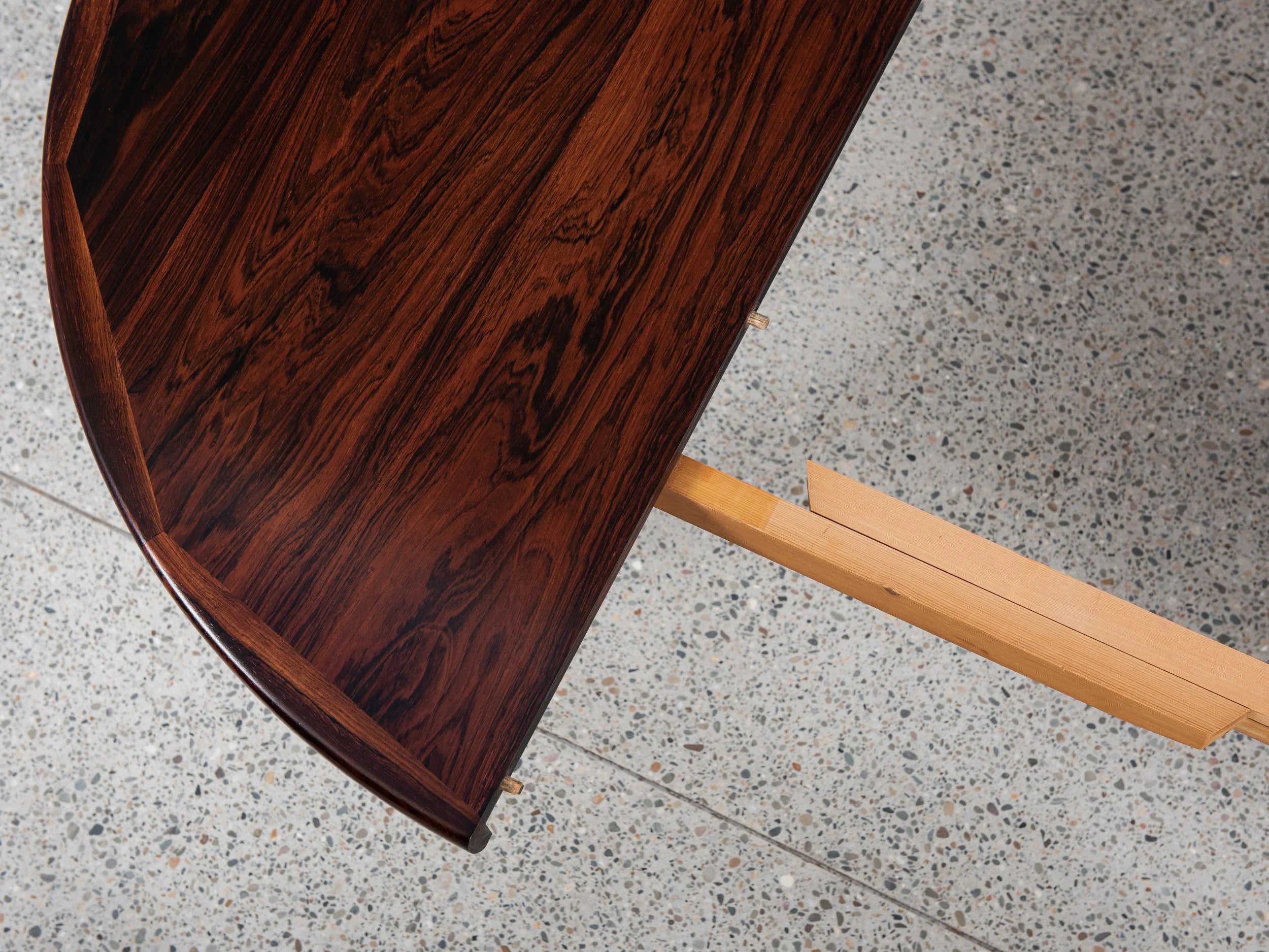 Midcentury_extendable_round_dining_table_in_rosewood_by_VV_Møbler_1960s