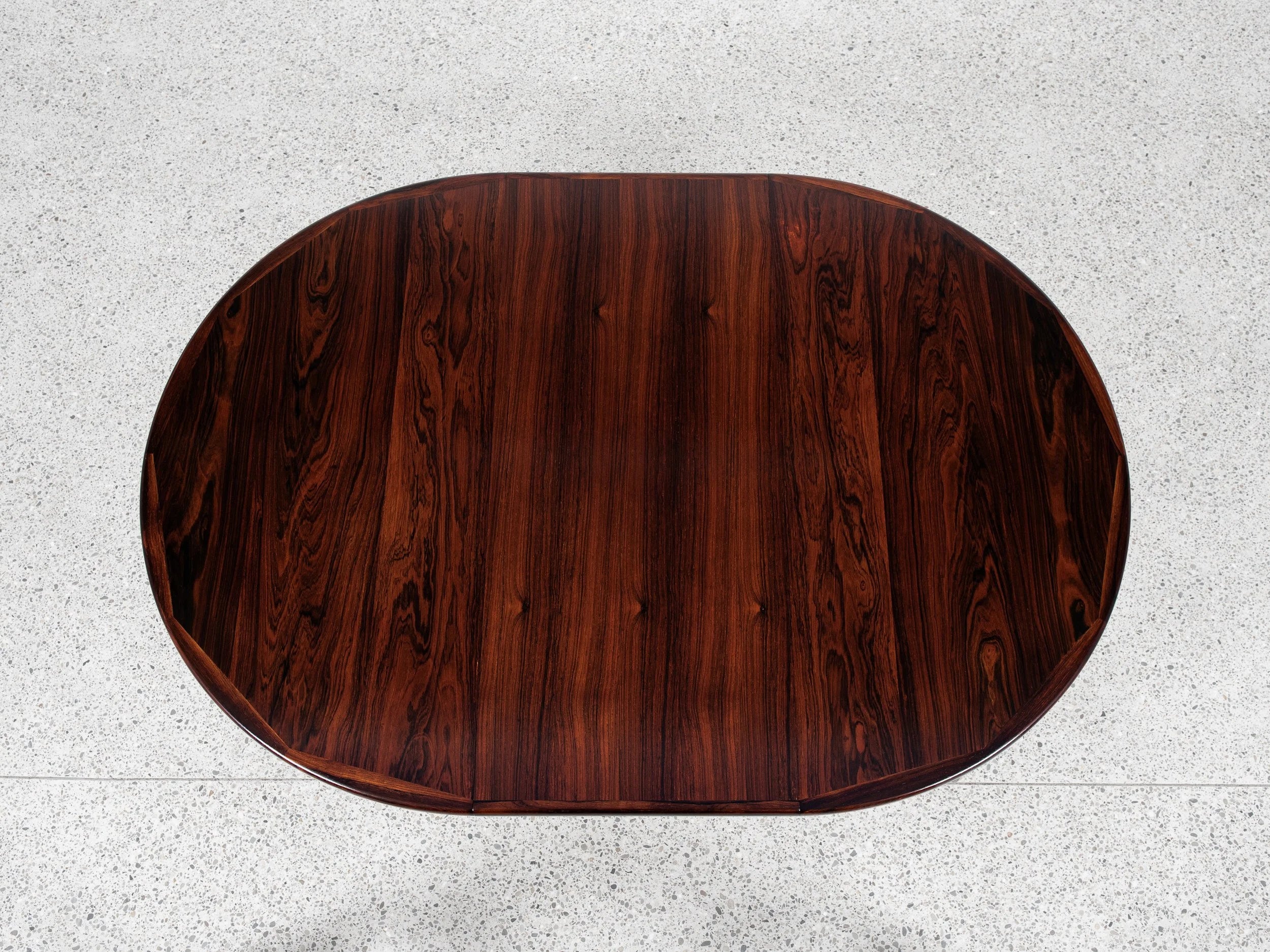 Midcentury_extendable_round_dining_table_in_rosewood_by_VV_Møbler_1960s