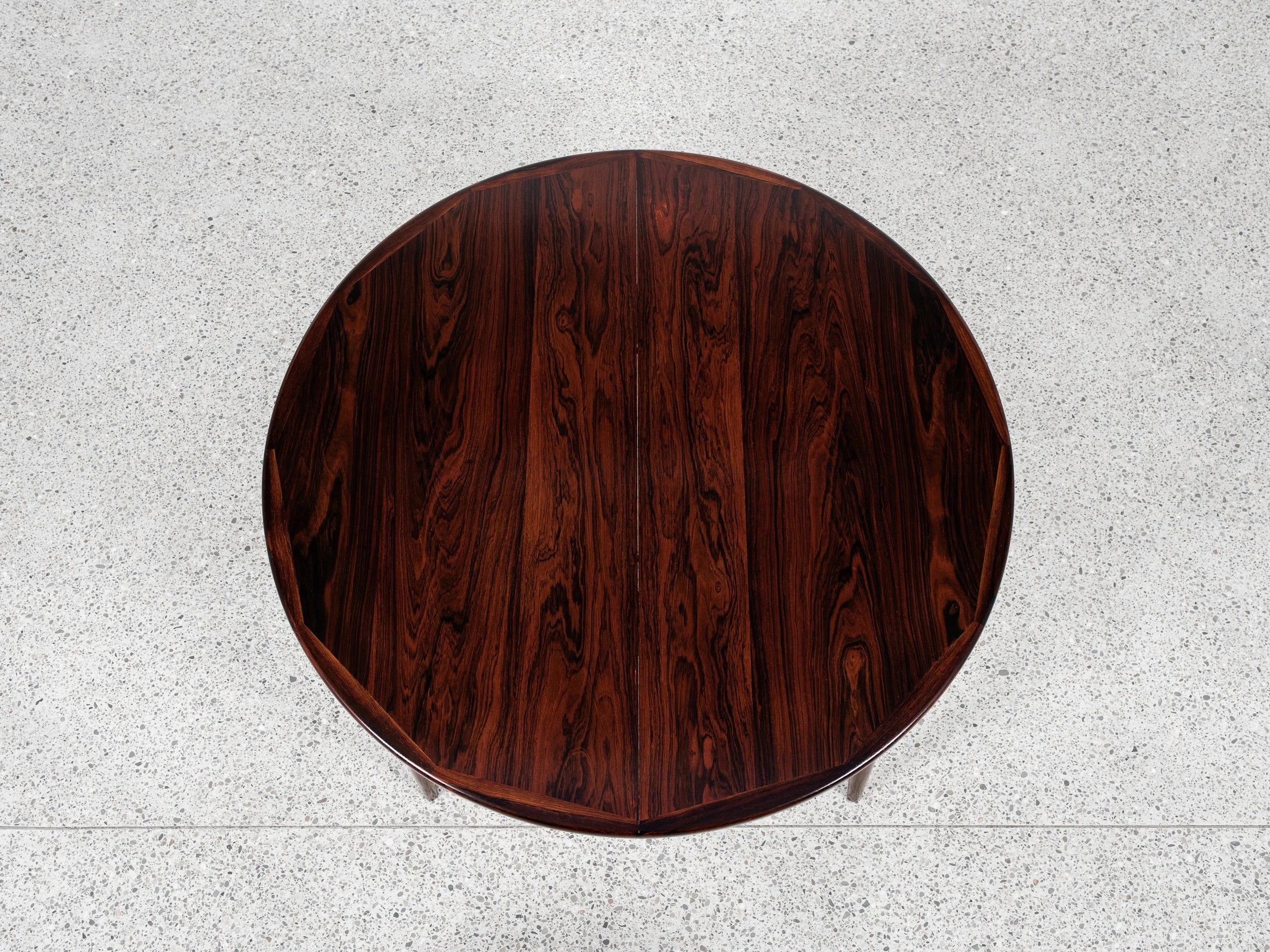 Midcentury_extendable_round_dining_table_in_rosewood_by_VV_Møbler_1960s
