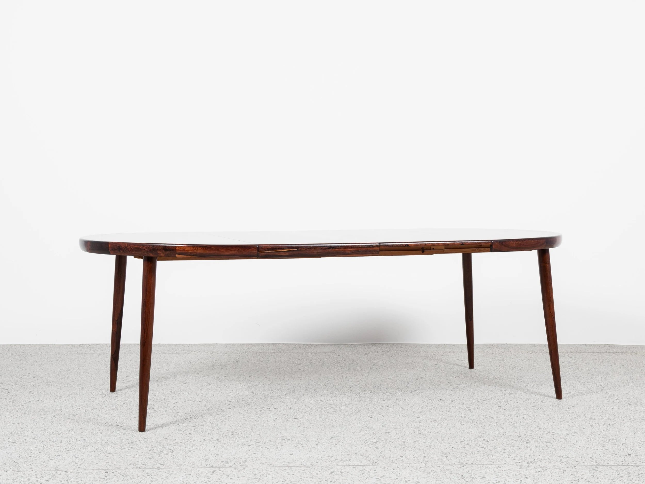 Midcentury_extendable_round_dining_table_in_rosewood_by_VV_Møbler_1960s