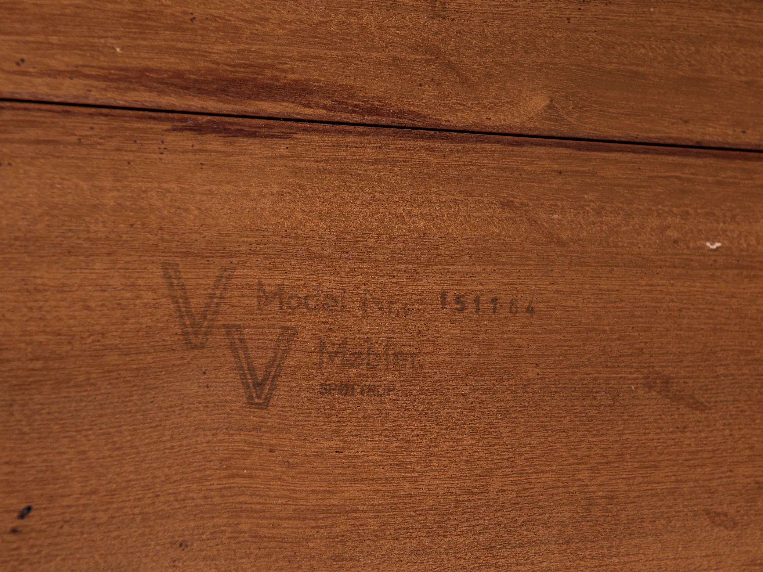 Midcentury_extendable_round_dining_table_in_rosewood_by_VV_Møbler_1960s