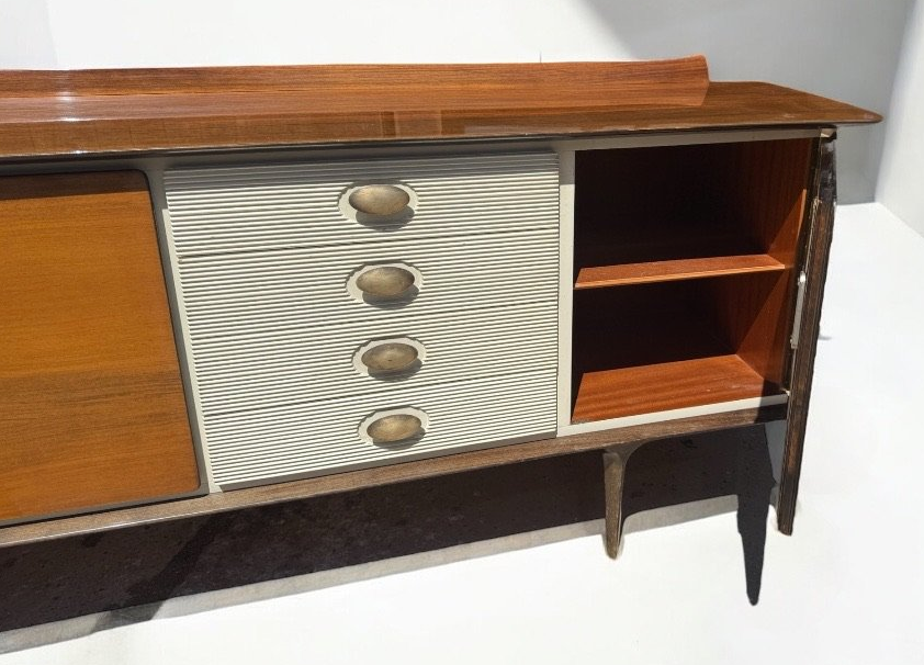 Italian_Mid_Century_Modern_Sideboard_Attributed_to_Vittorio_Dassi,_Teak_and_Brass_Credenza,_1950s