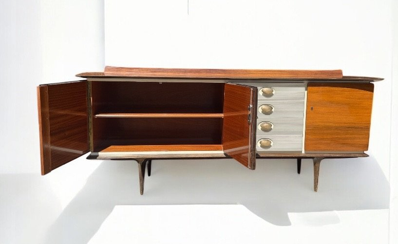 Italian_Mid_Century_Modern_Sideboard_Attributed_to_Vittorio_Dassi,_Teak_and_Brass_Credenza,_1950s