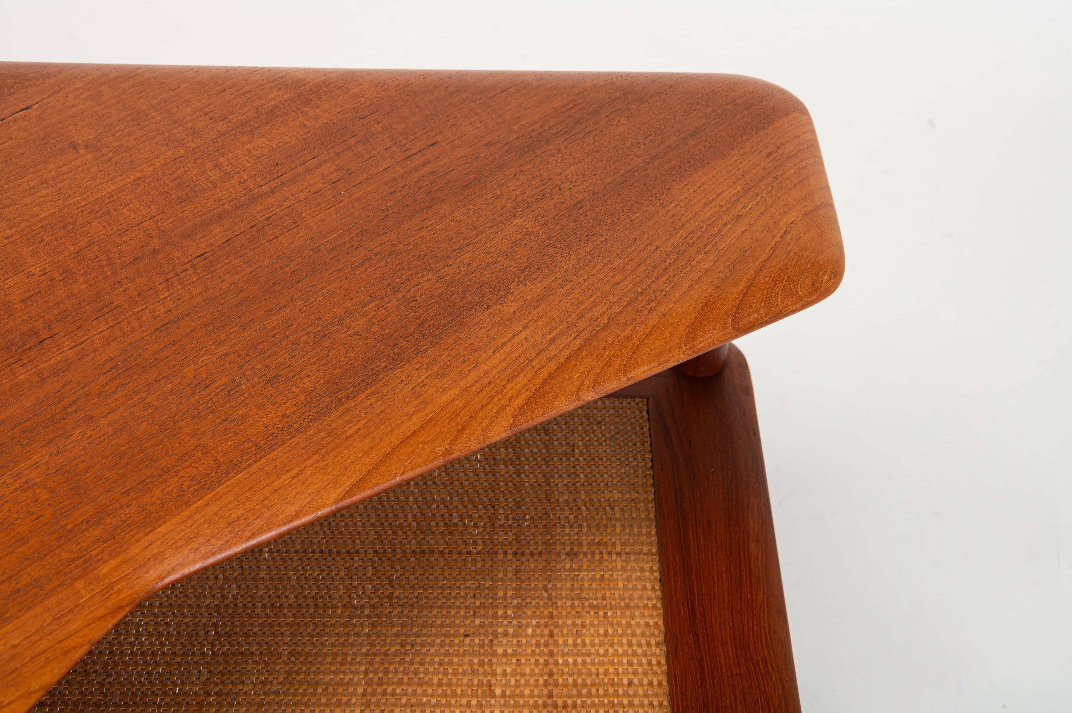 Minerva_Coffee_Table_by_Peter_Hvidt_and_Orla_Mølgaard_Nielsen_for_France_and_Son,_1960s,_Denmark