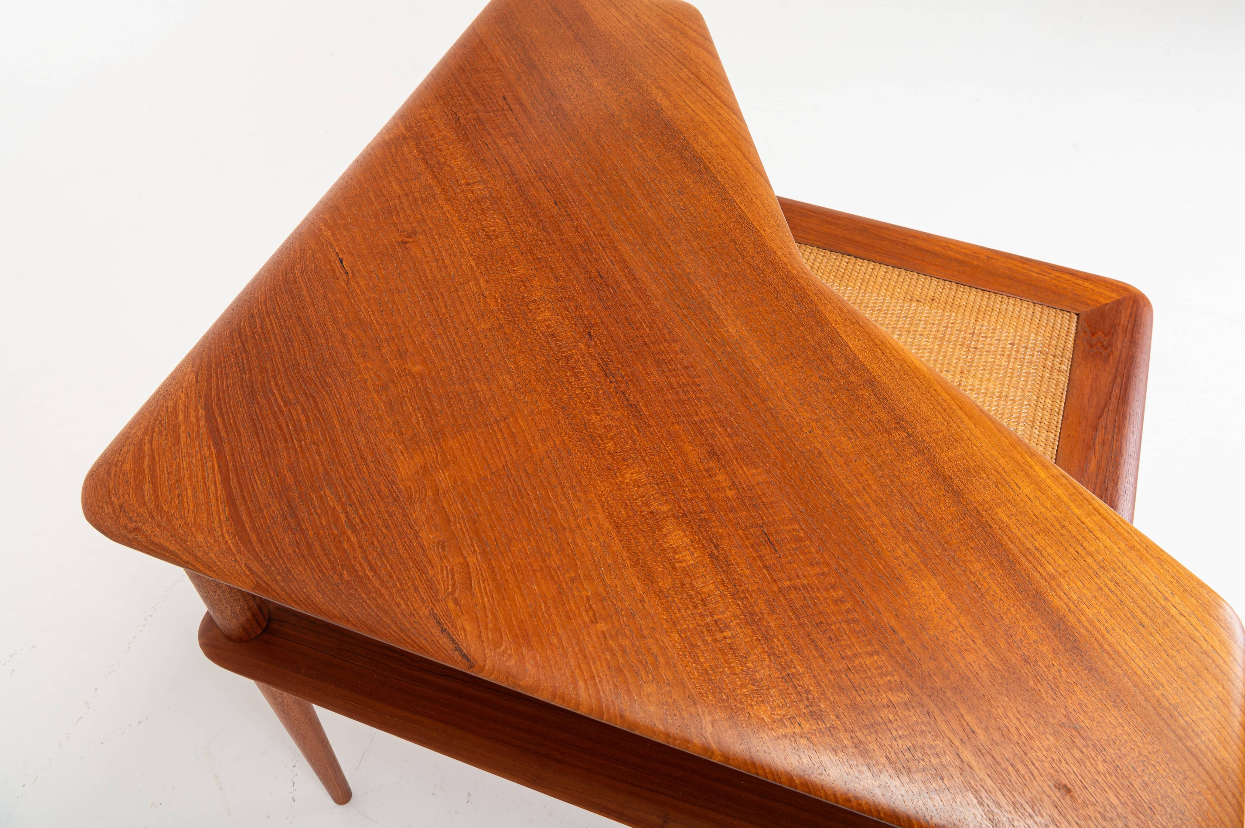 Minerva_Coffee_Table_by_Peter_Hvidt_and_Orla_Mølgaard_Nielsen_for_France_and_Son,_1960s,_Denmark