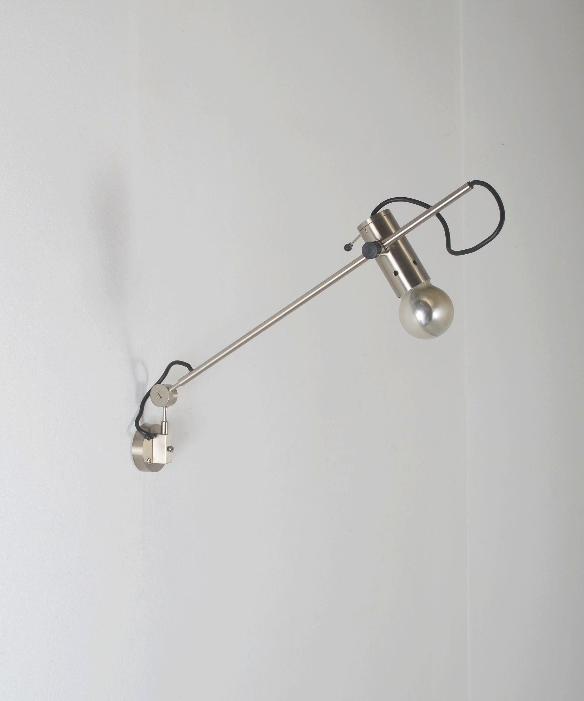 Minimalist_wall_lamp_'194'_by_Tito_Agnoli_for_Oluce,_1950s