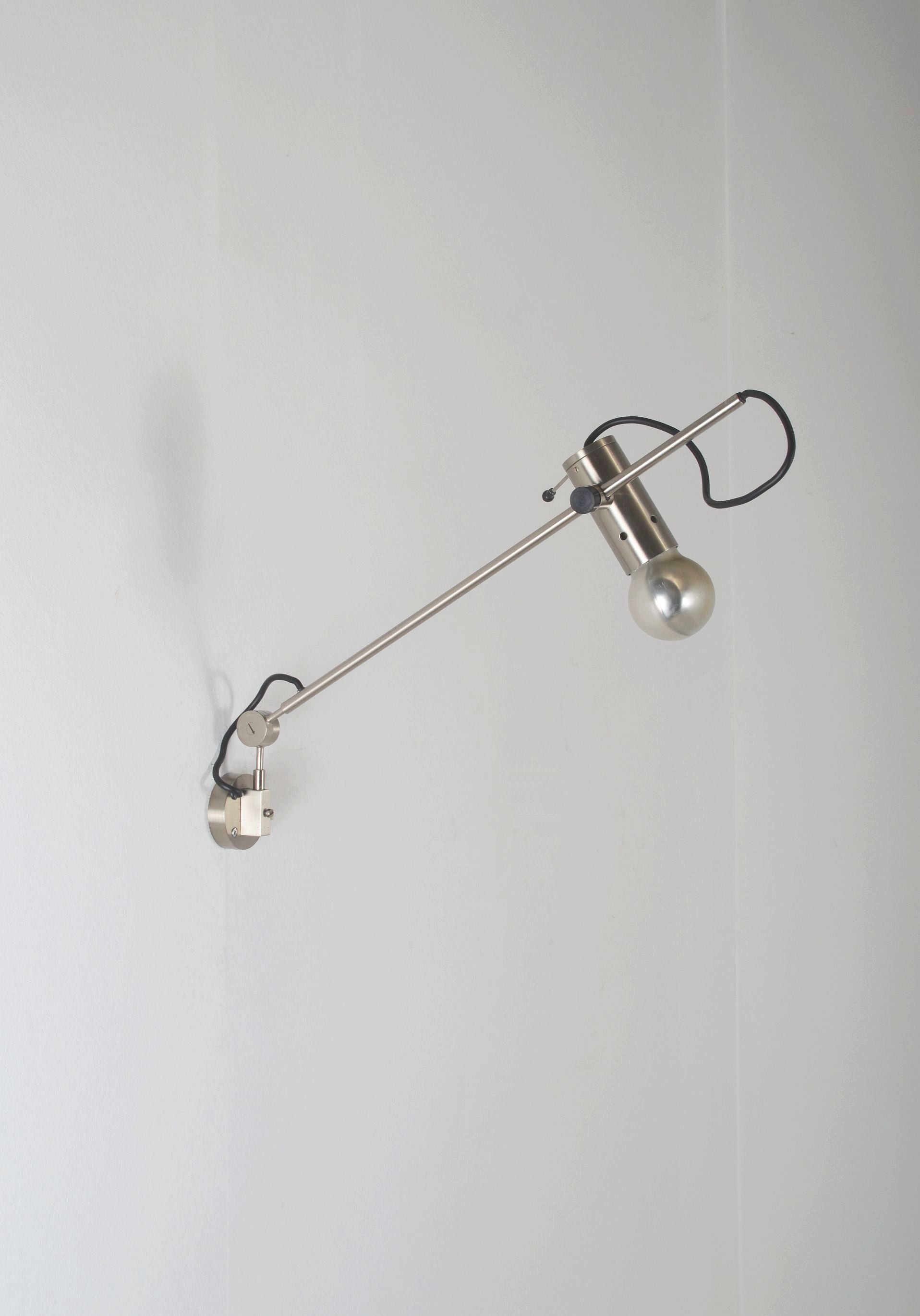 Minimalist_wall_lamp_'194'_by_Tito_Agnoli_for_Oluce,_1950s