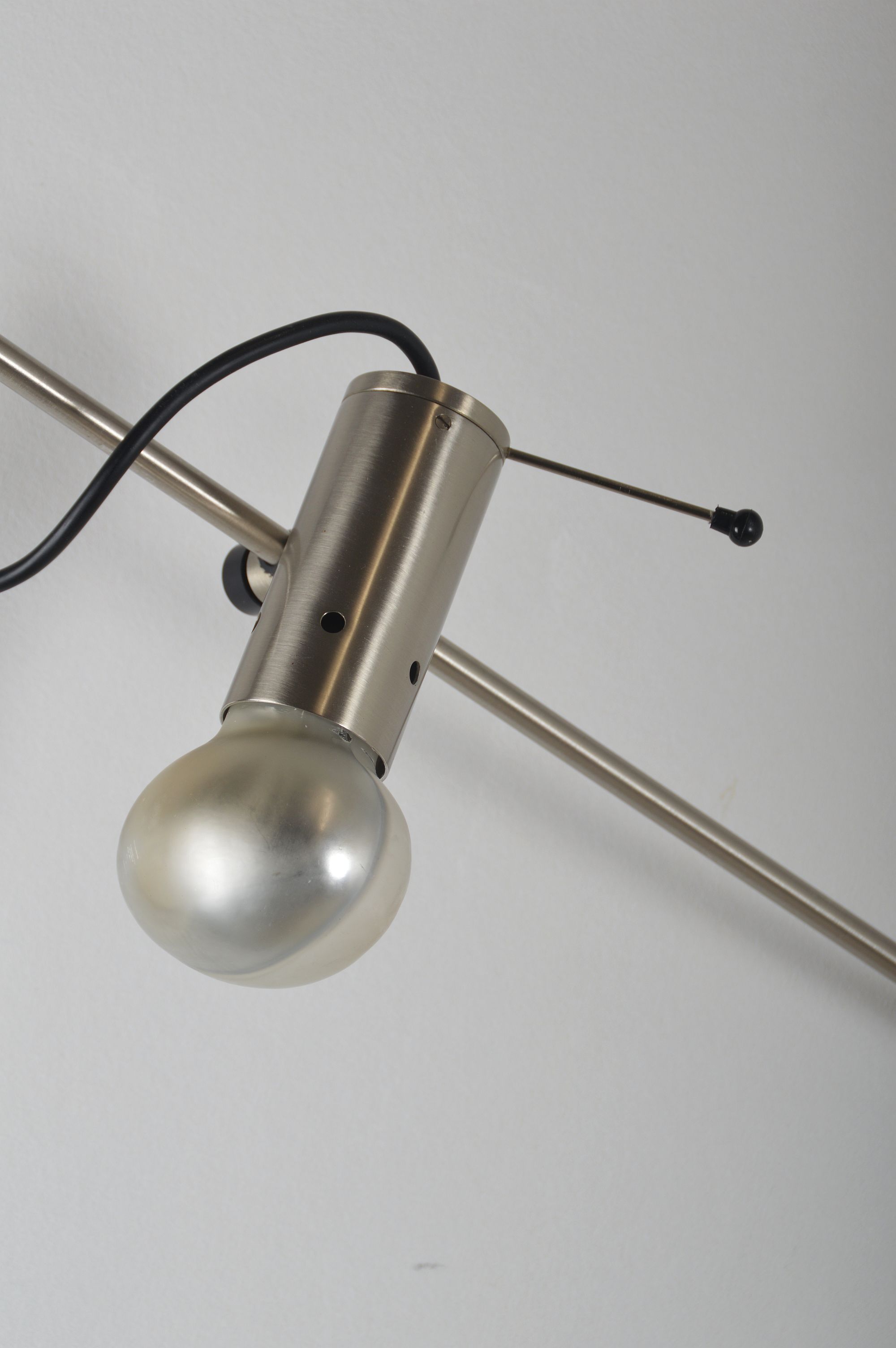 Minimalist_wall_lamp_'194'_by_Tito_Agnoli_for_Oluce,_1950s