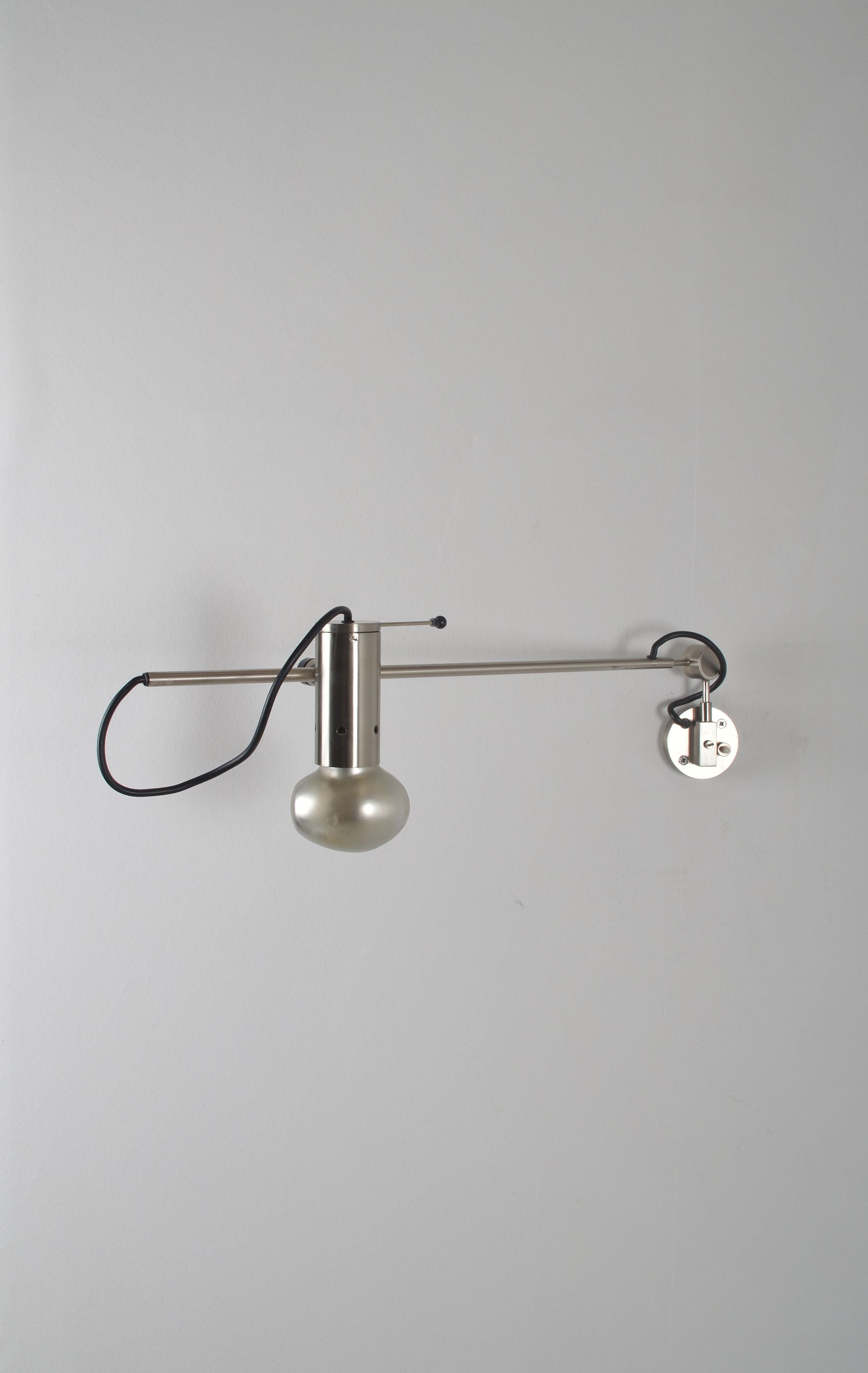 Minimalist_wall_lamp_'194'_by_Tito_Agnoli_for_Oluce,_1950s