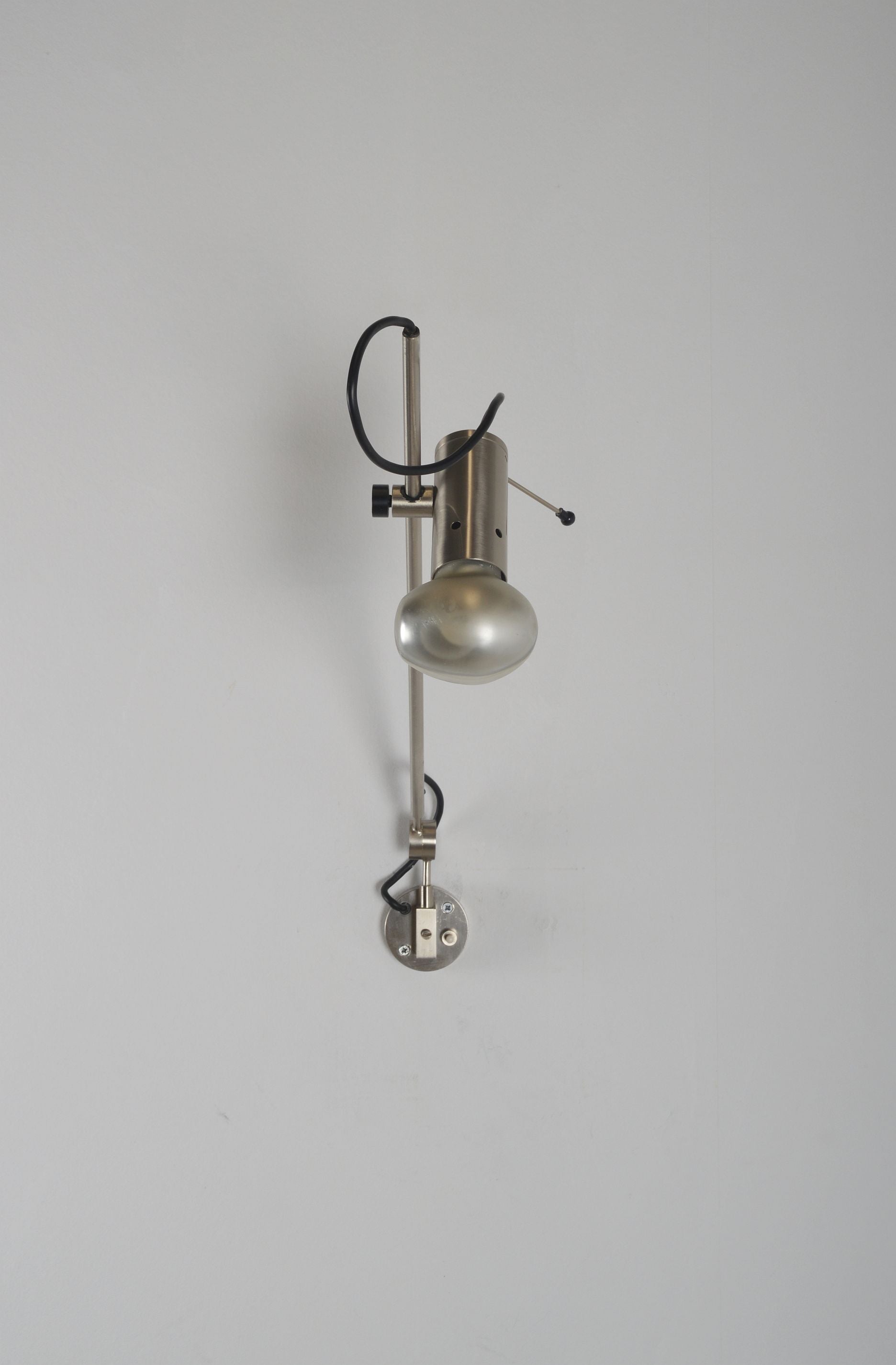 Minimalist_wall_lamp_'194'_by_Tito_Agnoli_for_Oluce,_1950s