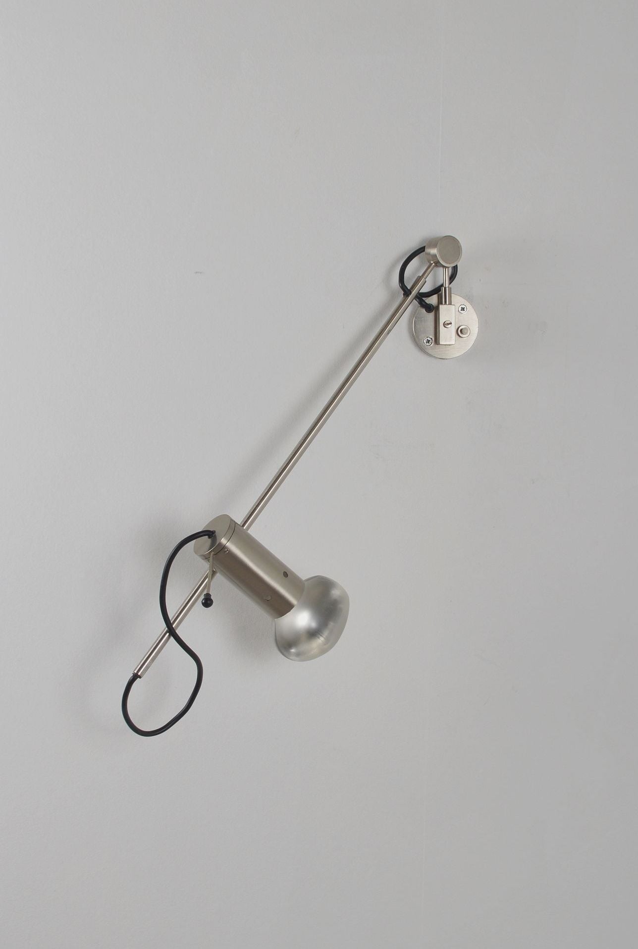 Minimalist_wall_lamp_'194'_by_Tito_Agnoli_for_Oluce,_1950s