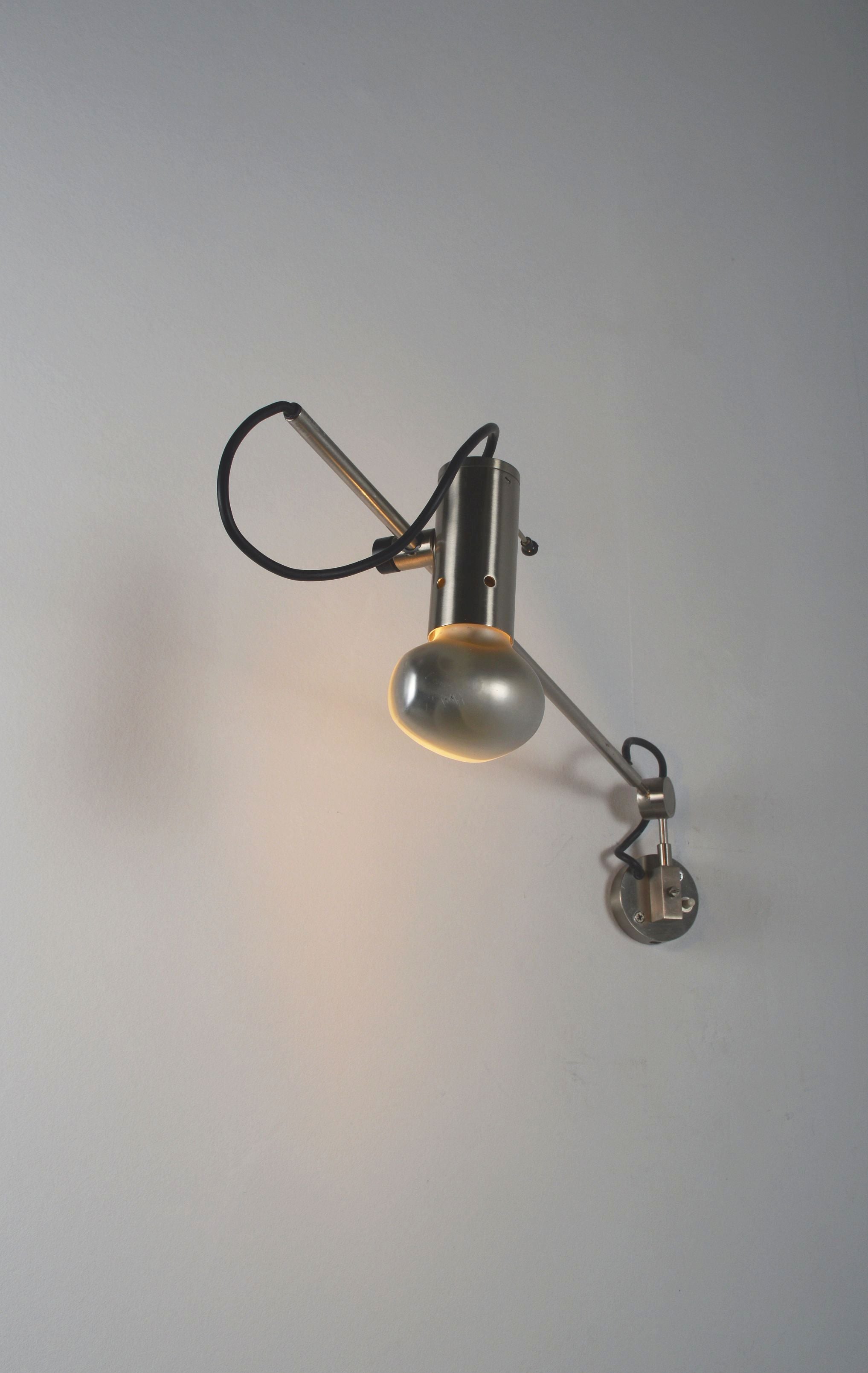 Minimalist_wall_lamp_'194'_by_Tito_Agnoli_for_Oluce,_1950s