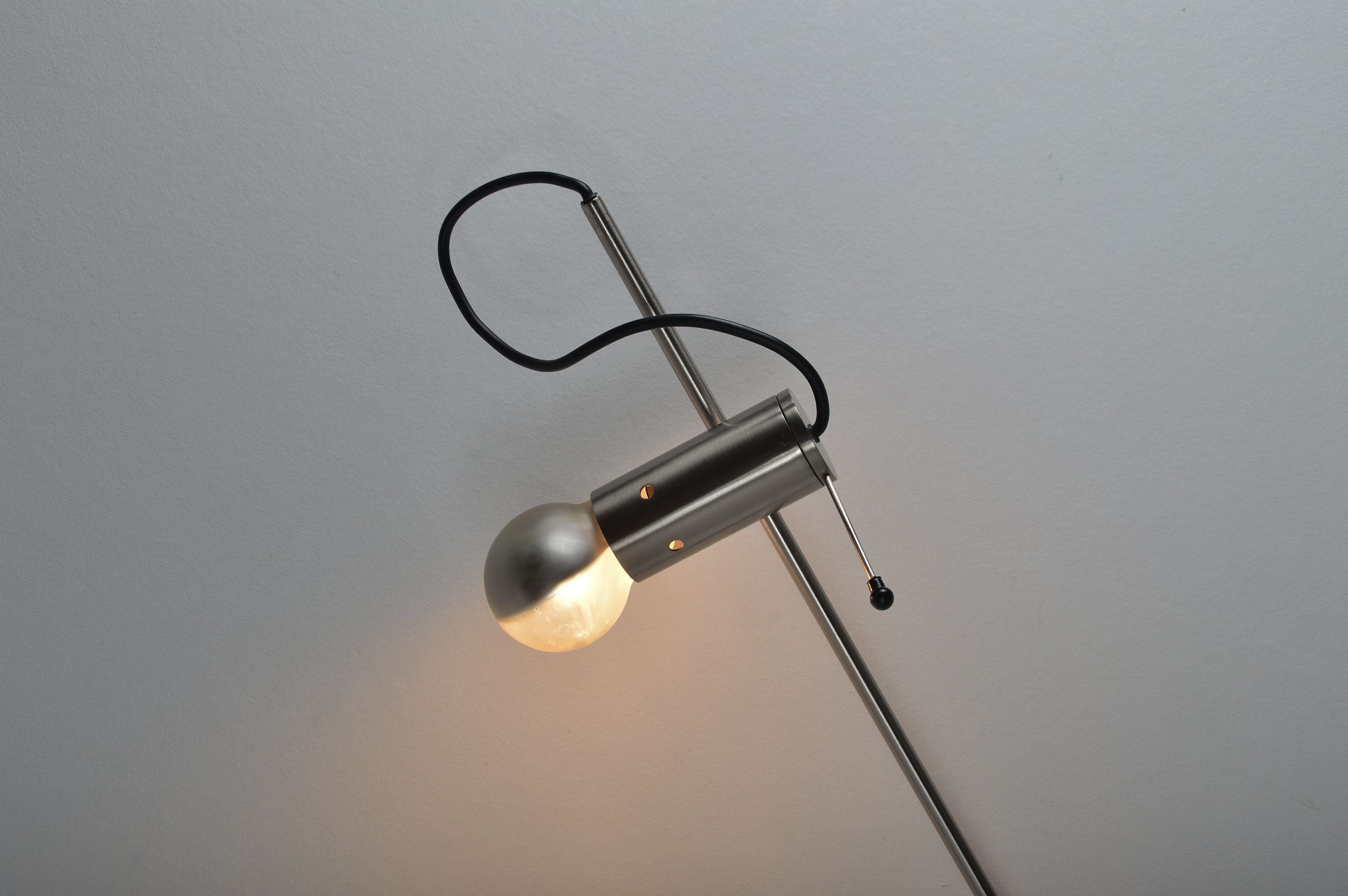 Minimalist_wall_lamp_'194'_by_Tito_Agnoli_for_Oluce,_1950s
