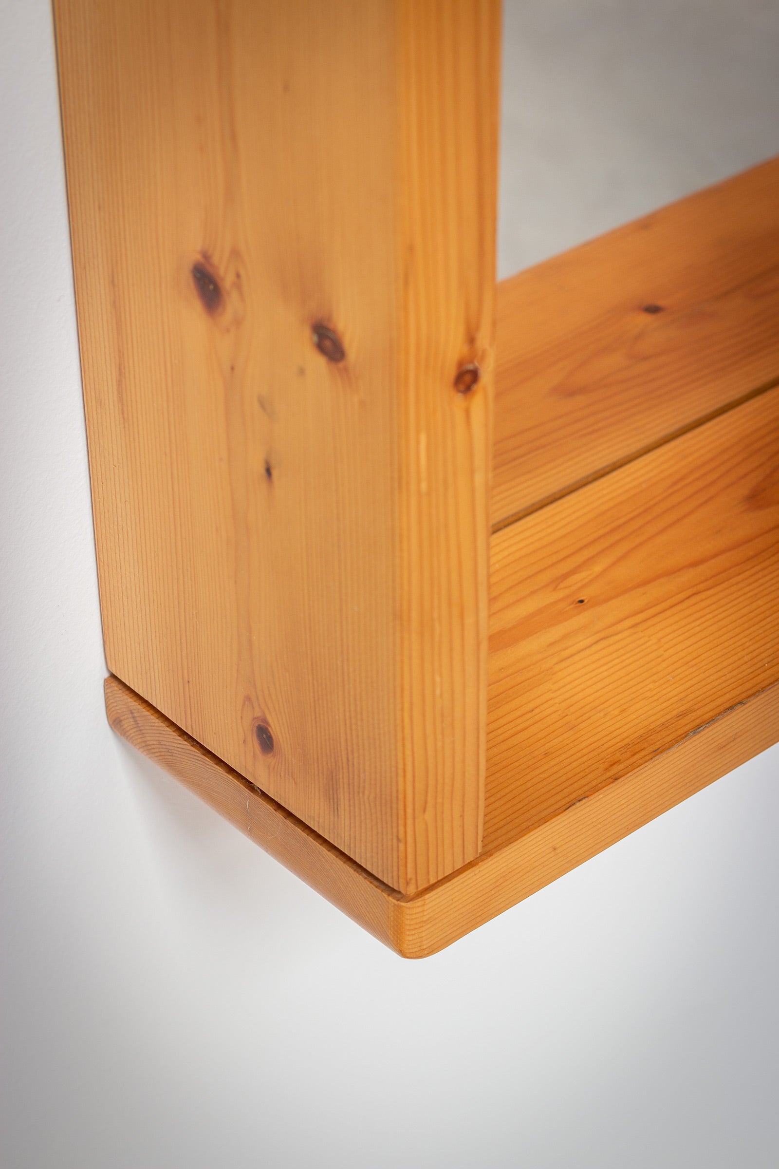 Mirror_design_by_Maison_Regain_France,_circa_1970