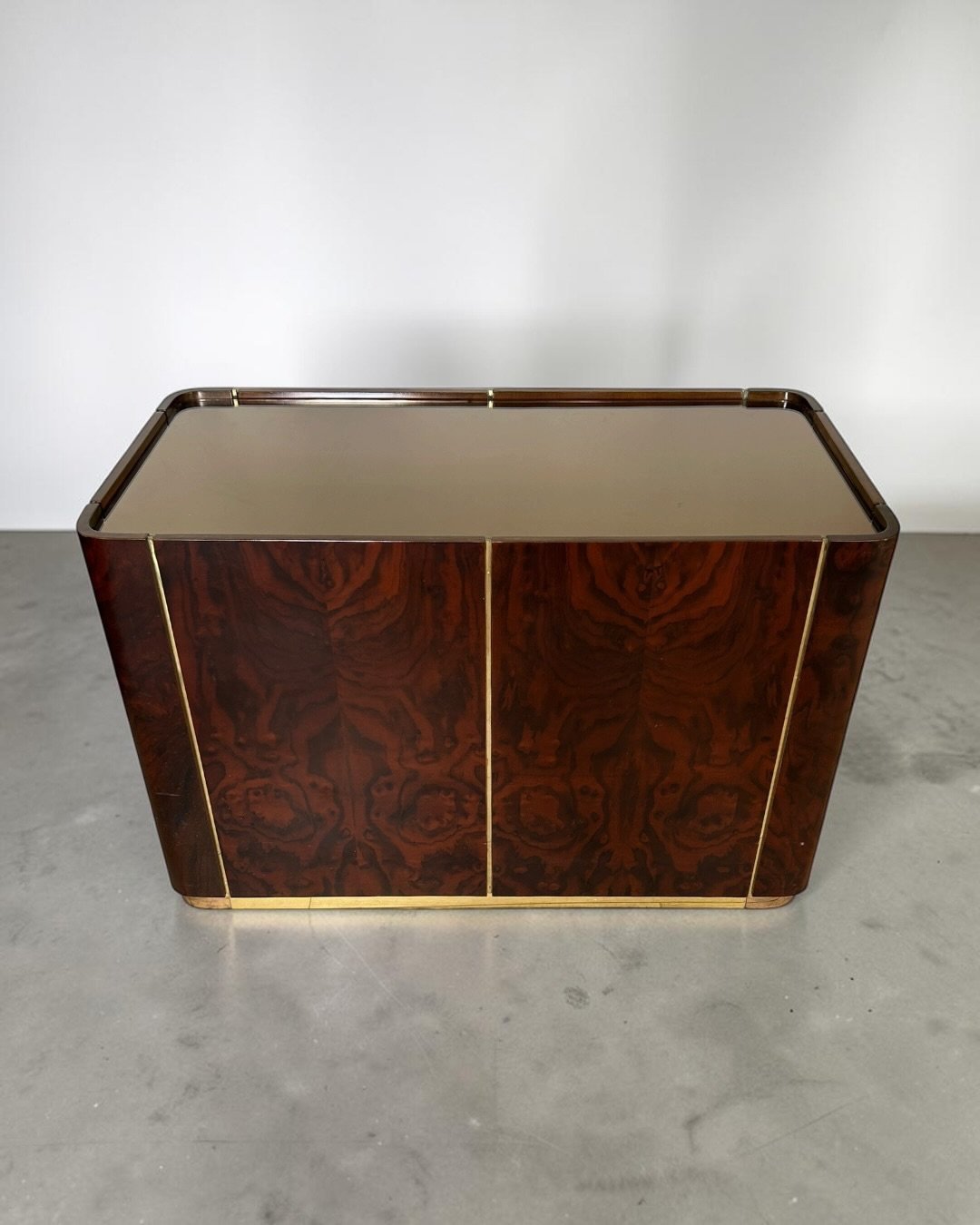 Italian_Modernist_Dry_Bar_Cabinet_in_Walnut_Burl,_Brass_and_Mirror,_1970s