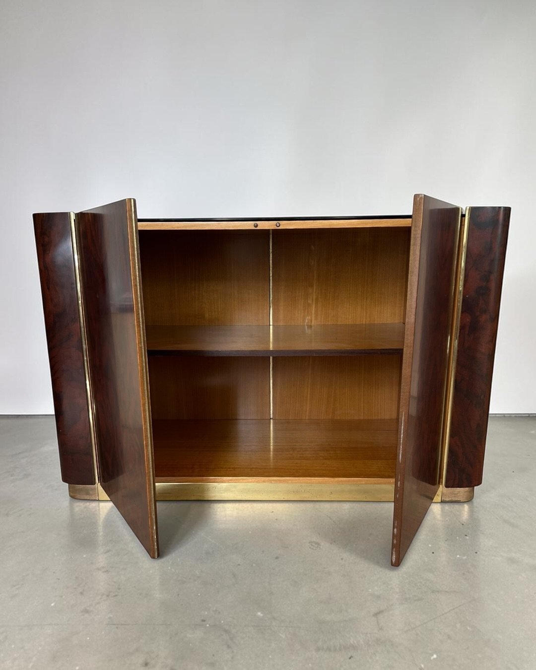 Italian_Modernist_Dry_Bar_Cabinet_in_Walnut_Burl,_Brass_and_Mirror,_1970s