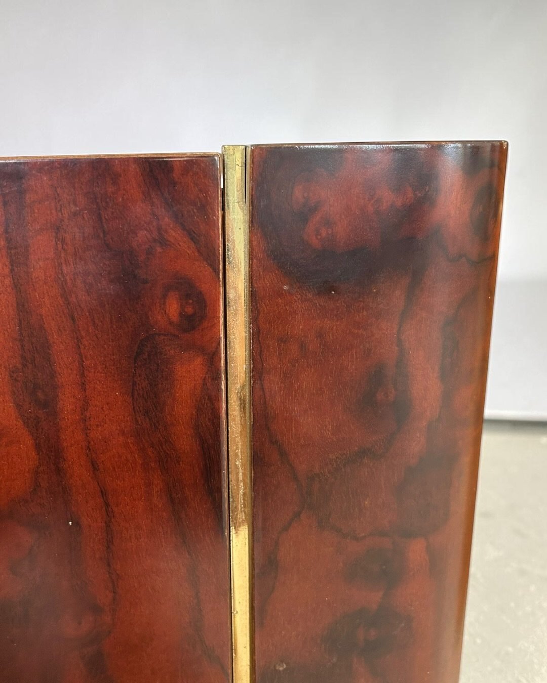 Italian_Modernist_Dry_Bar_Cabinet_in_Walnut_Burl,_Brass_and_Mirror,_1970s
