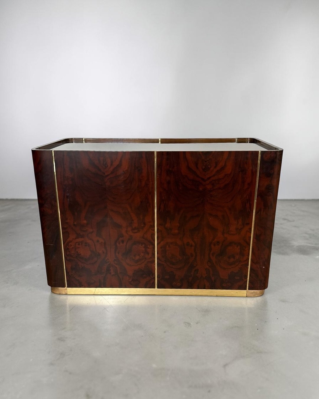 Italian_Modernist_Dry_Bar_Cabinet_in_Walnut_Burl,_Brass_and_Mirror,_1970s