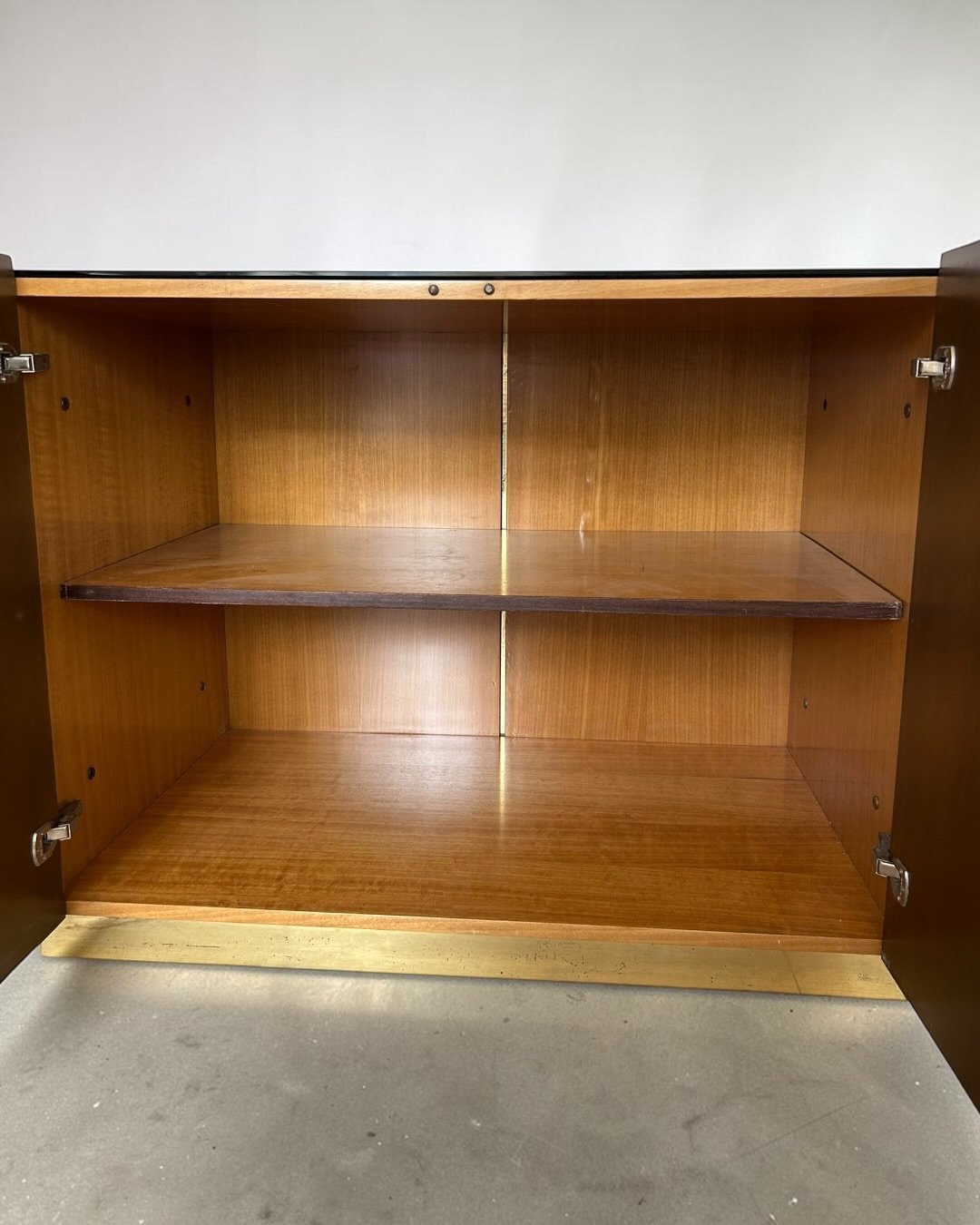 Italian_Modernist_Dry_Bar_Cabinet_in_Walnut_Burl,_Brass_and_Mirror,_1970s