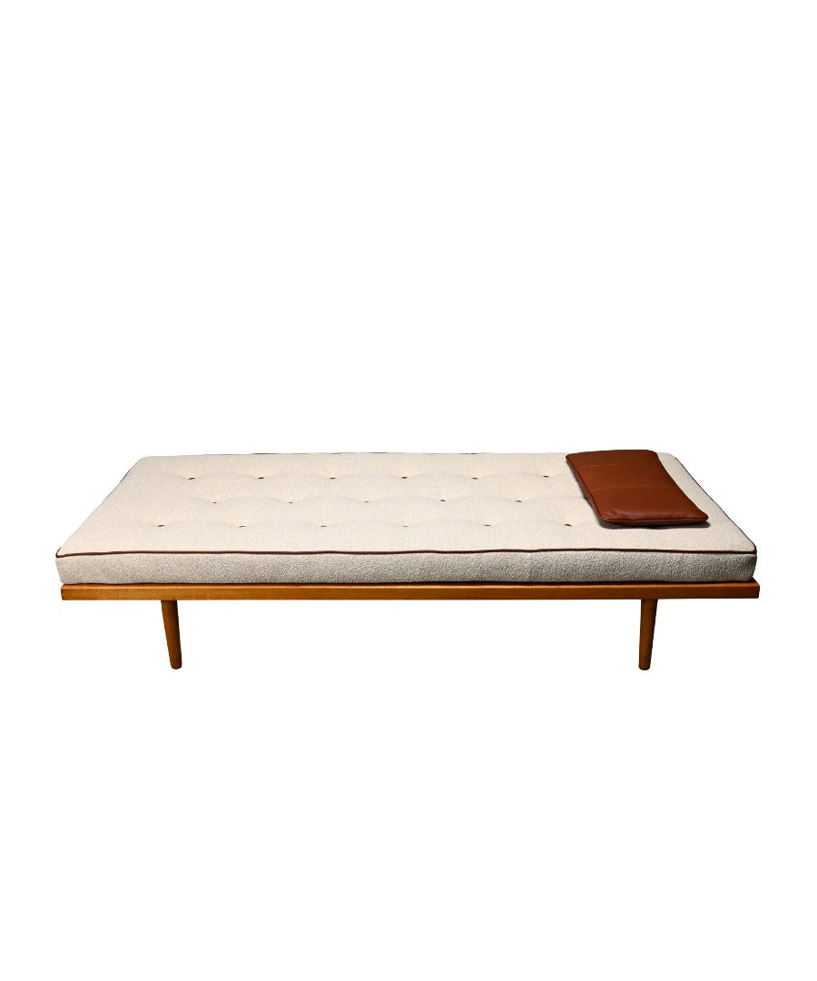 Model_190_Daybed_by_Børge_Mogensen_for_Fredericia_Stolefabrik,_1958,_Denmark