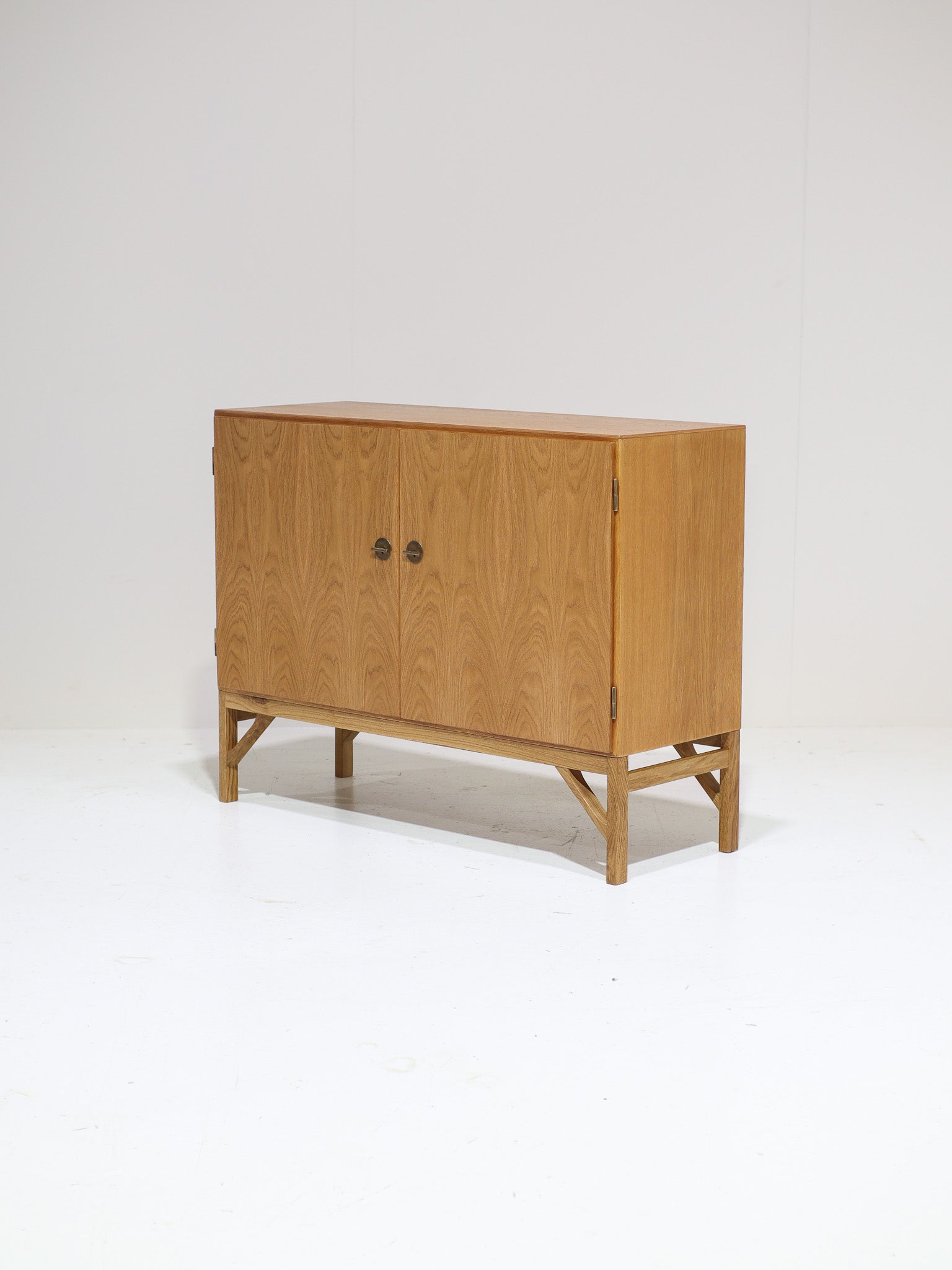 Model_232_Chinese_Cabinet_by_Børge_Mogensen_for_FDB_Møbler,_Oak,_Denmark,_1960s