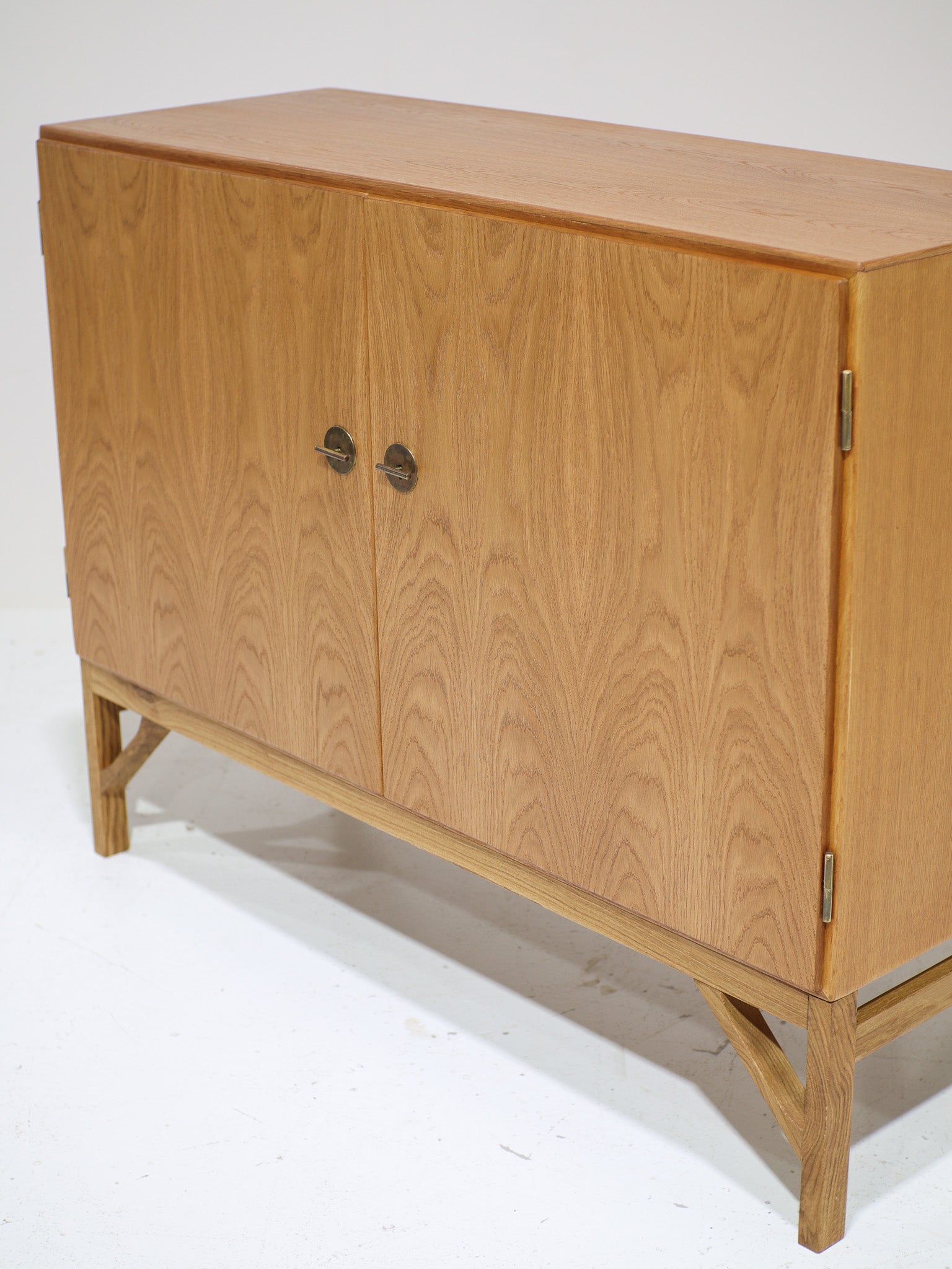 Model_232_Chinese_Cabinet_by_Børge_Mogensen_for_FDB_Møbler,_Oak,_Denmark,_1960s