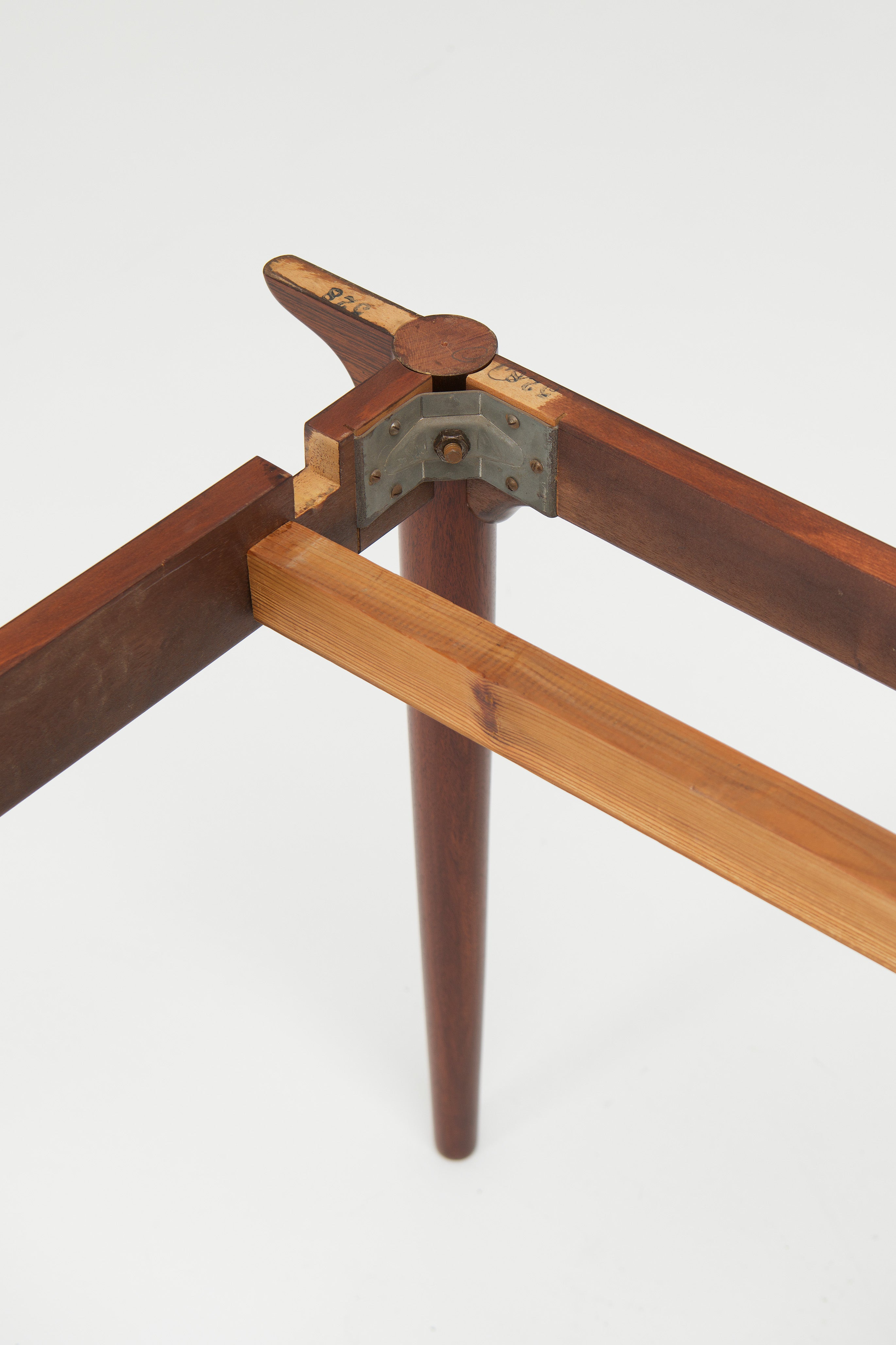 Model_54_-_Extendable_Dining_Table_-_Gunni_Omann