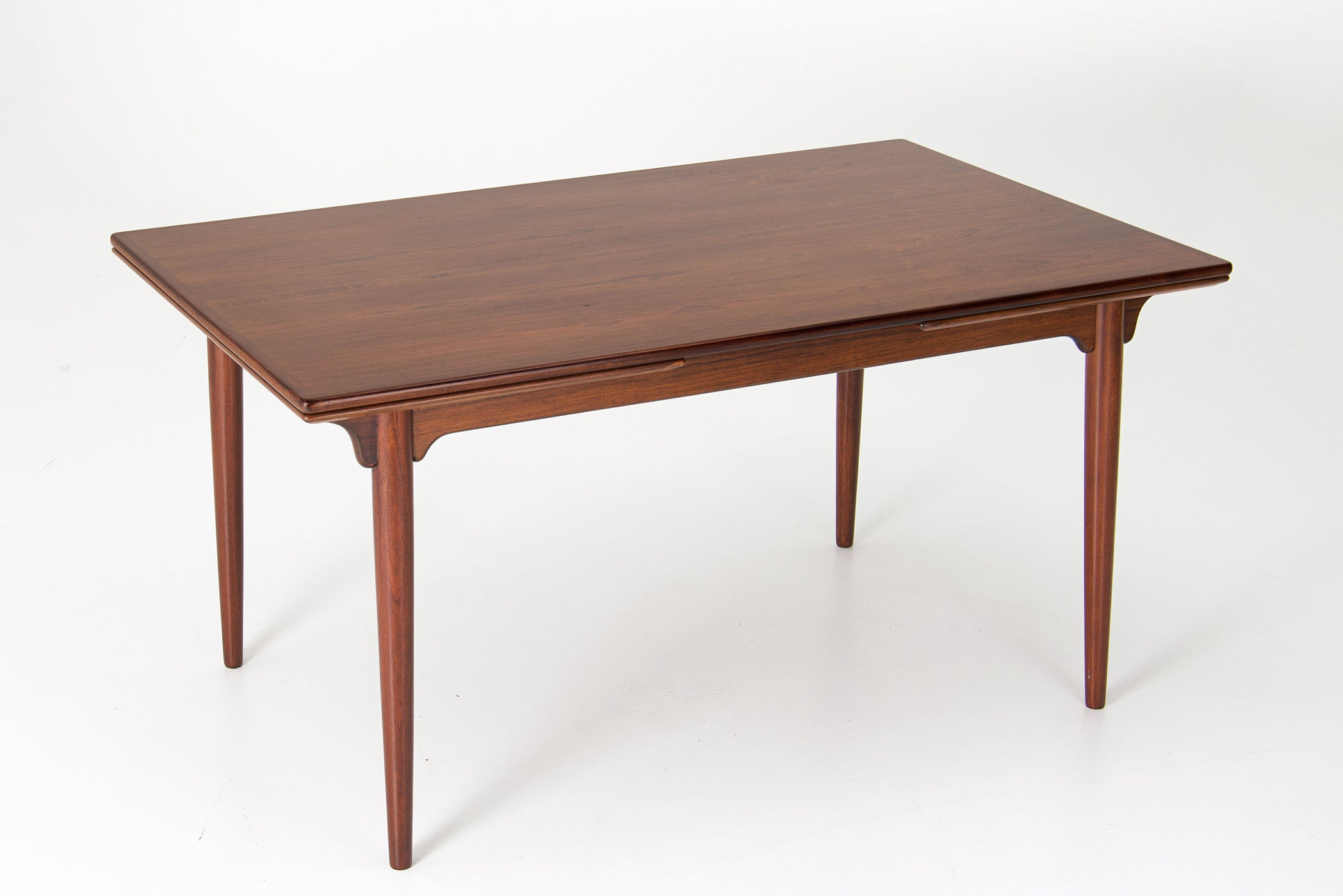 Model_54_extendable_dining_table_by_Gunni_Omann_from_1959