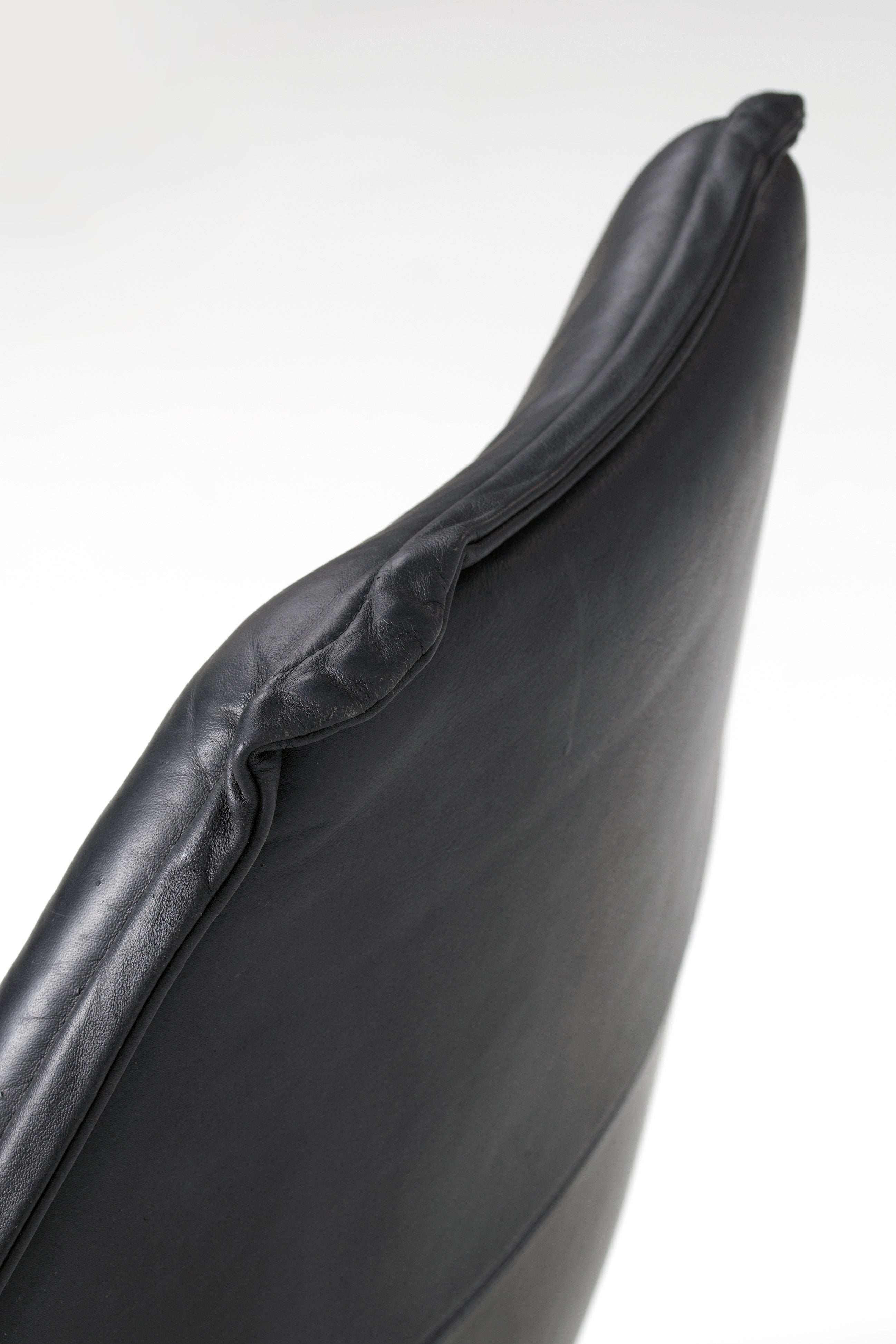 Model_F585_Sledge_Easy_Chair_by_Geoffrey_Harcourt