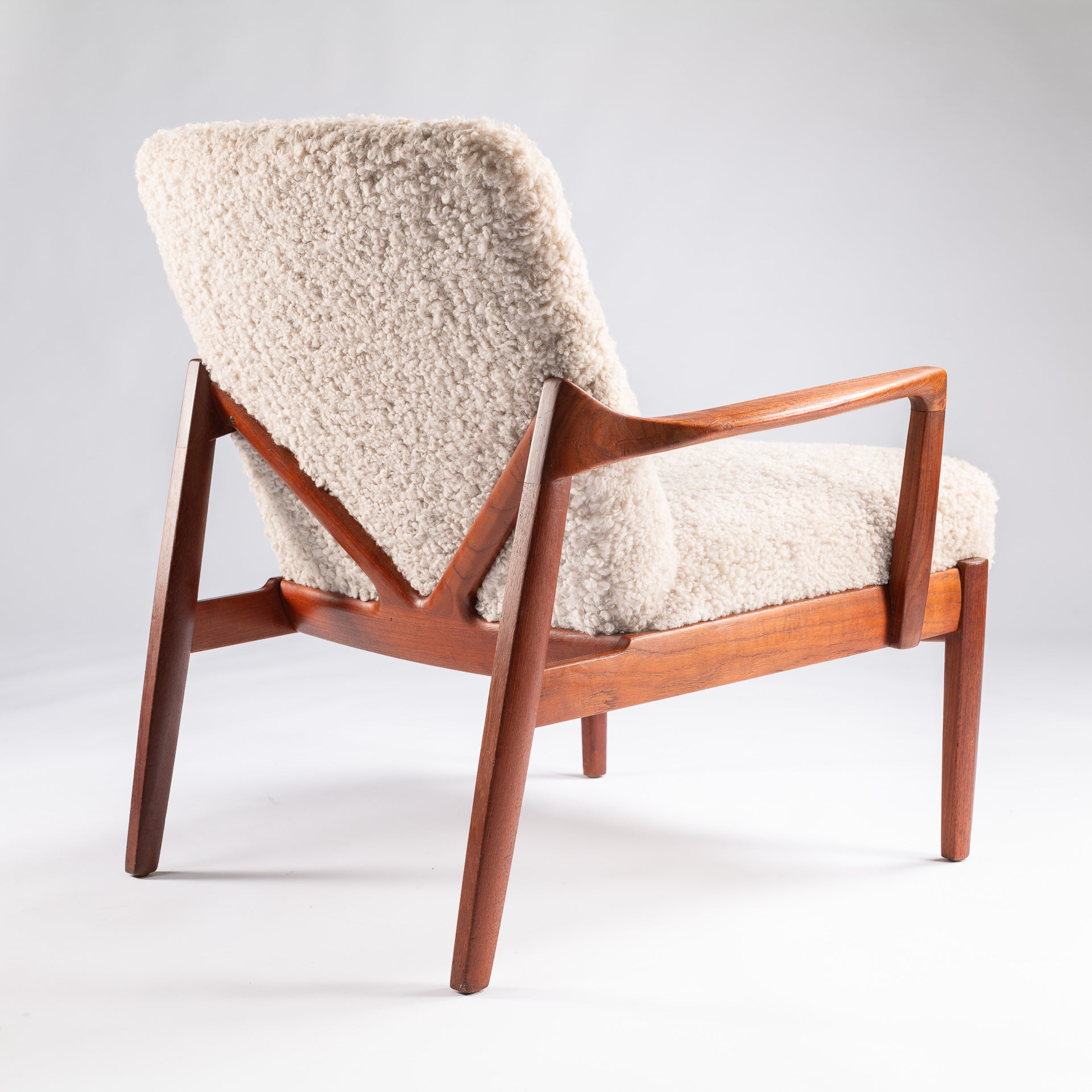 Tove_&_Edvard_Kindt-Larsen_FD125_Armchair_in_Curly_Wool