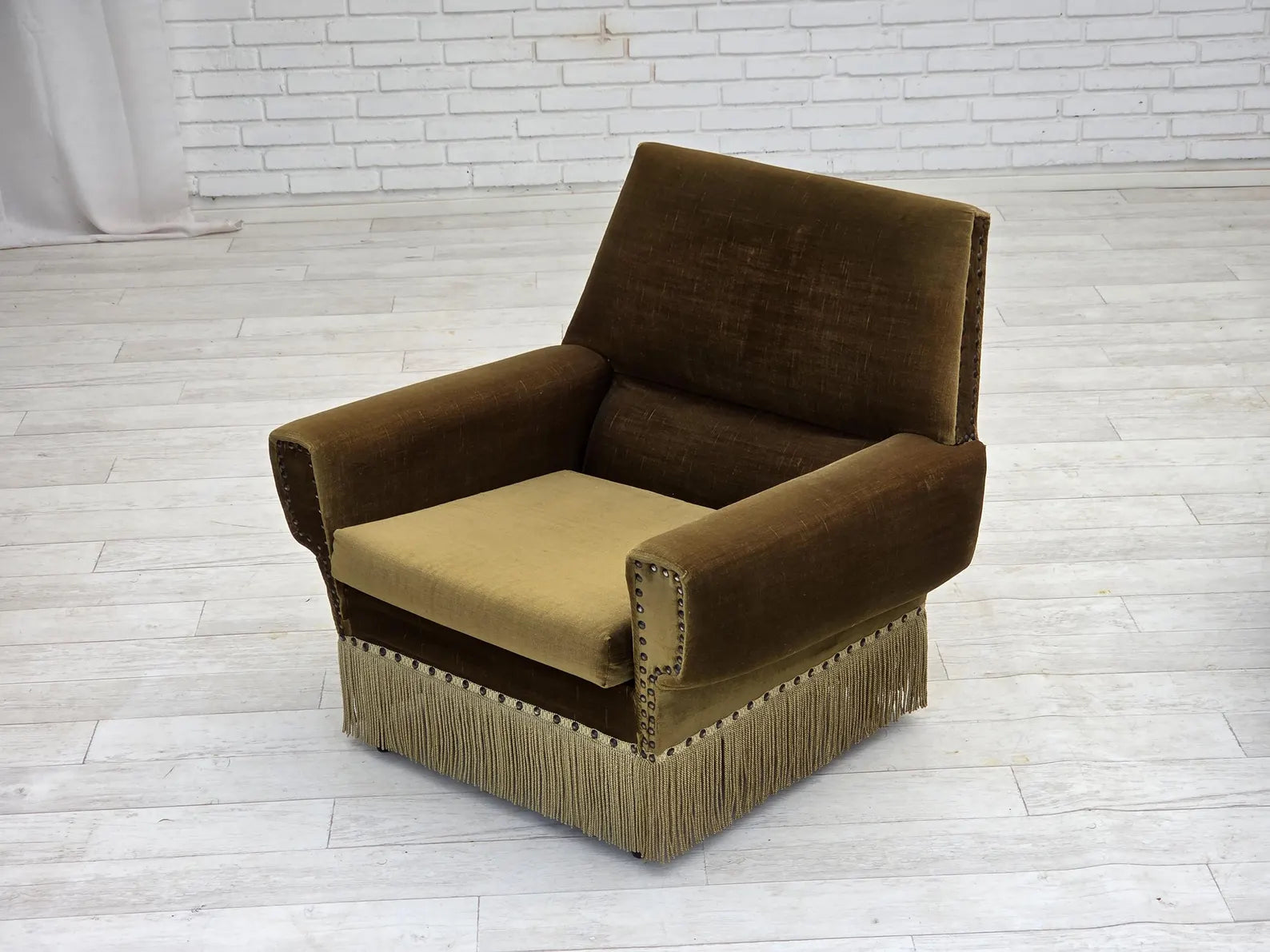 Modern_Lounge_Chair,_Scandinavian_Design,_1970s_Denmark