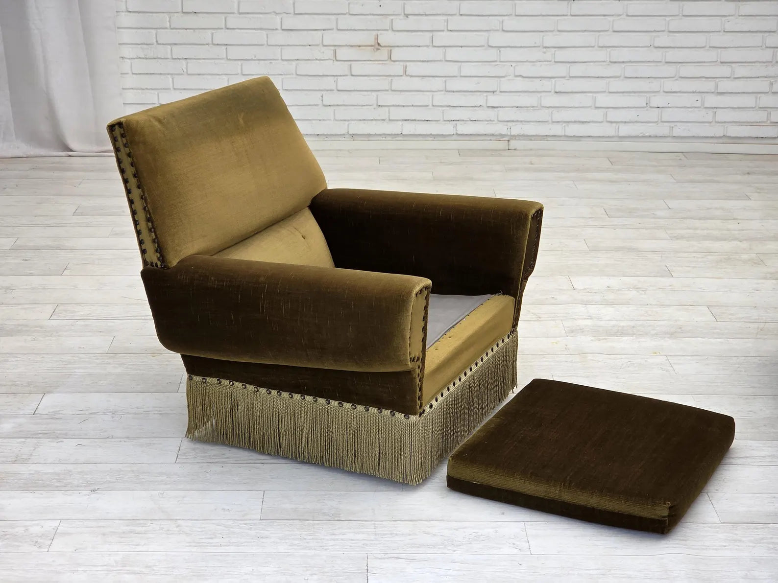 Modern_Lounge_Chair,_Scandinavian_Design,_1970s_Denmark