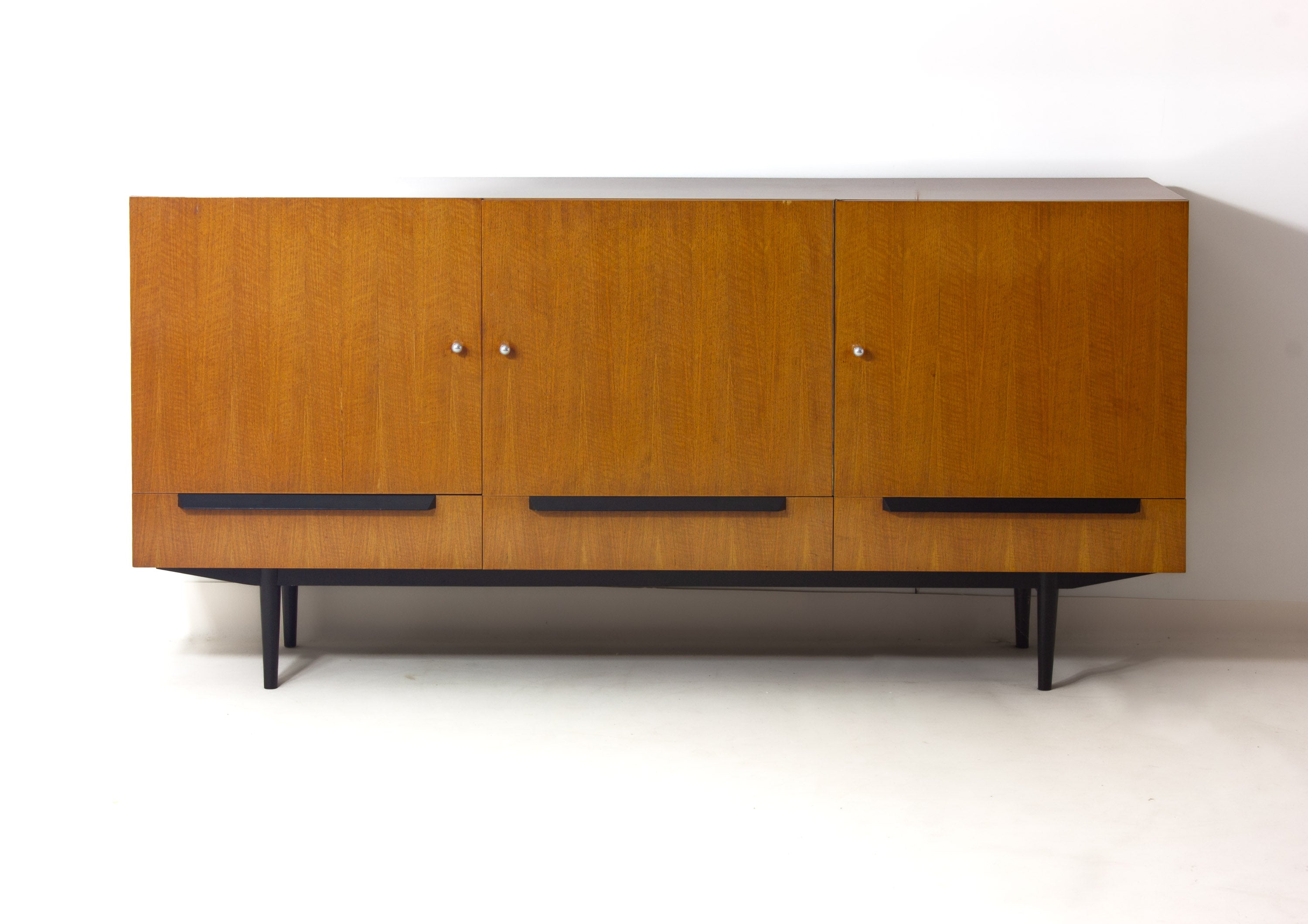Vintage_Belgian_Mid_Century_Sideboard_in_Maple_Veneer,_1960s_Modern_Storage_Cabinet