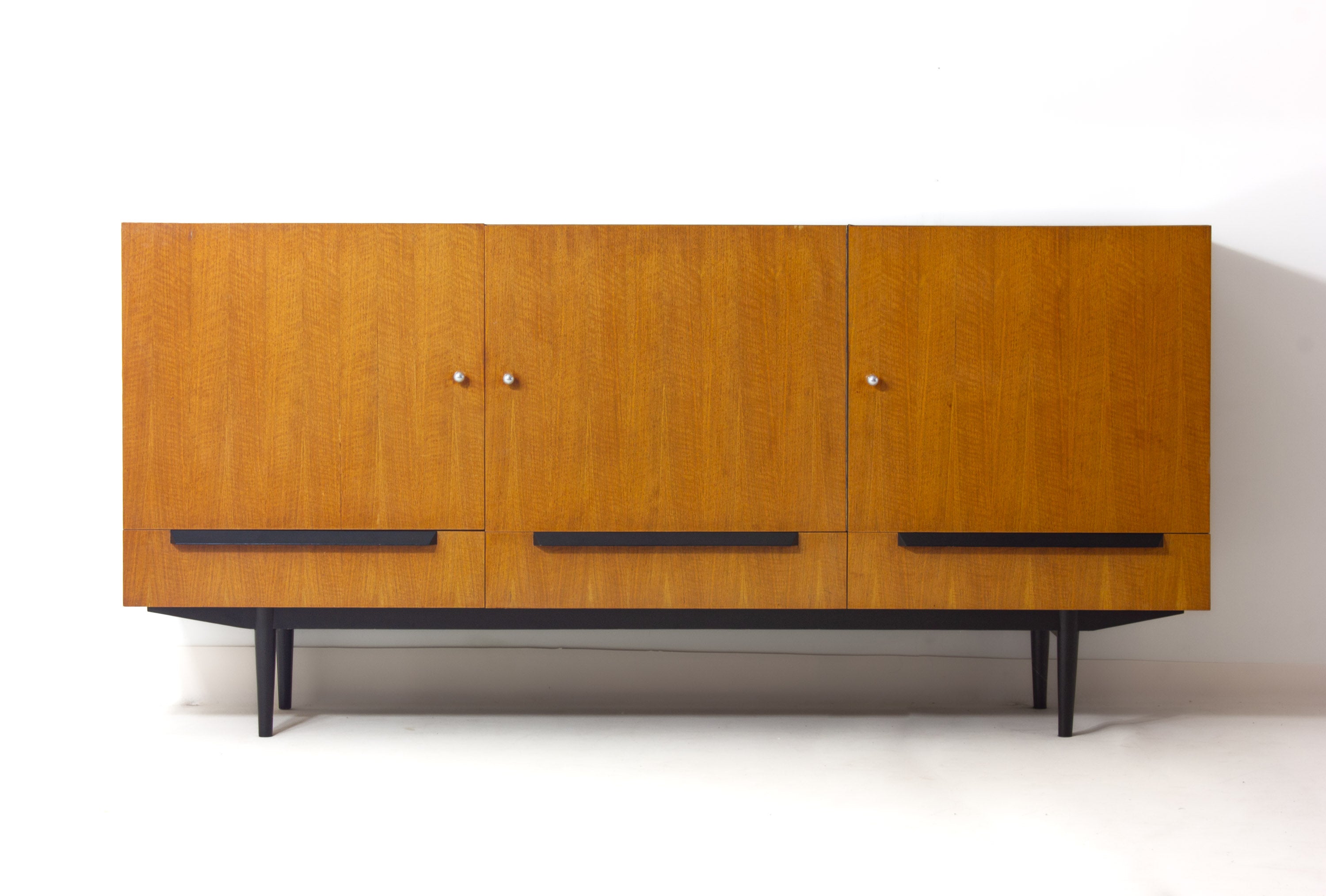 Vintage_Belgian_Mid_Century_Sideboard_in_Maple_Veneer,_1960s_Modern_Storage_Cabinet