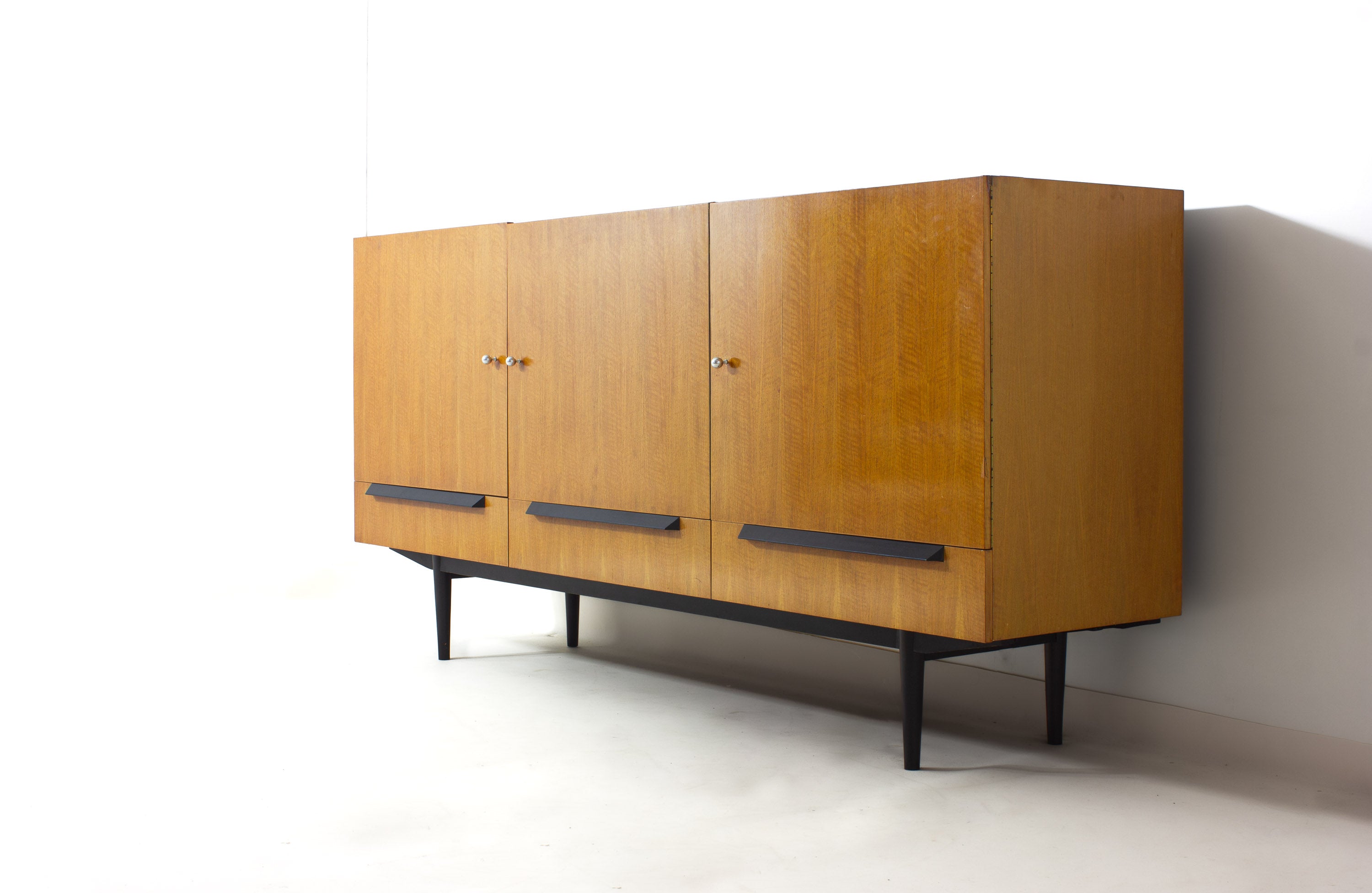 Vintage_Belgian_Mid_Century_Sideboard_in_Maple_Veneer,_1960s_Modern_Storage_Cabinet
