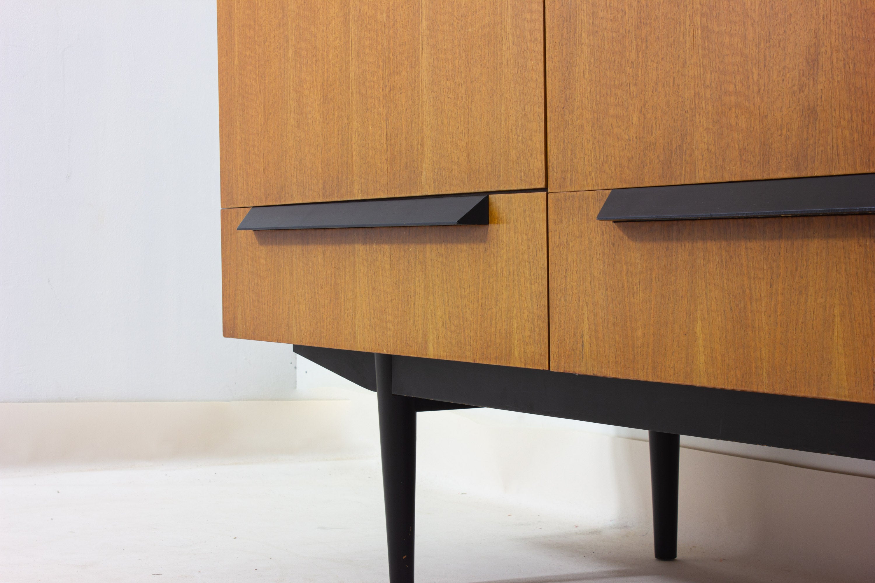 Vintage_Belgian_Mid_Century_Sideboard_in_Maple_Veneer,_1960s_Modern_Storage_Cabinet