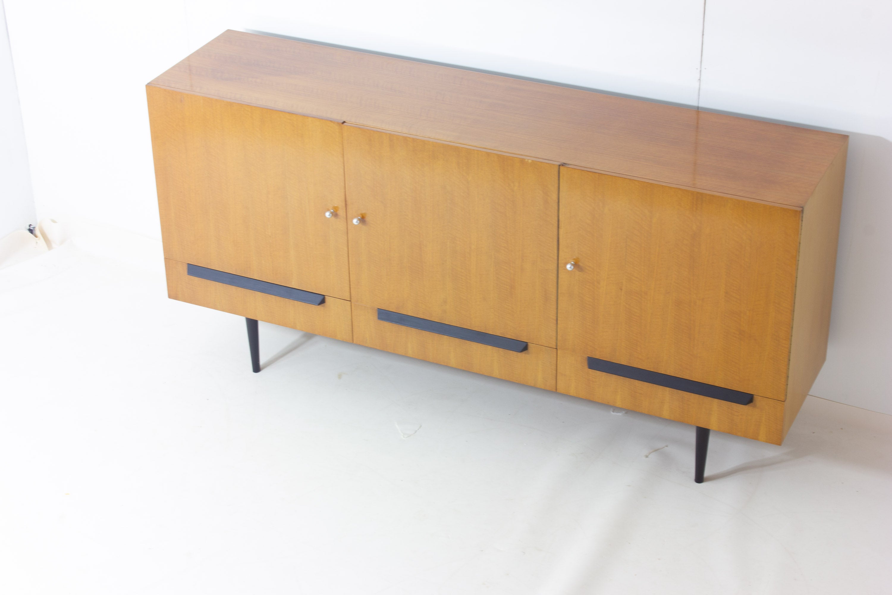 Vintage_Belgian_Mid_Century_Sideboard_in_Maple_Veneer,_1960s_Modern_Storage_Cabinet