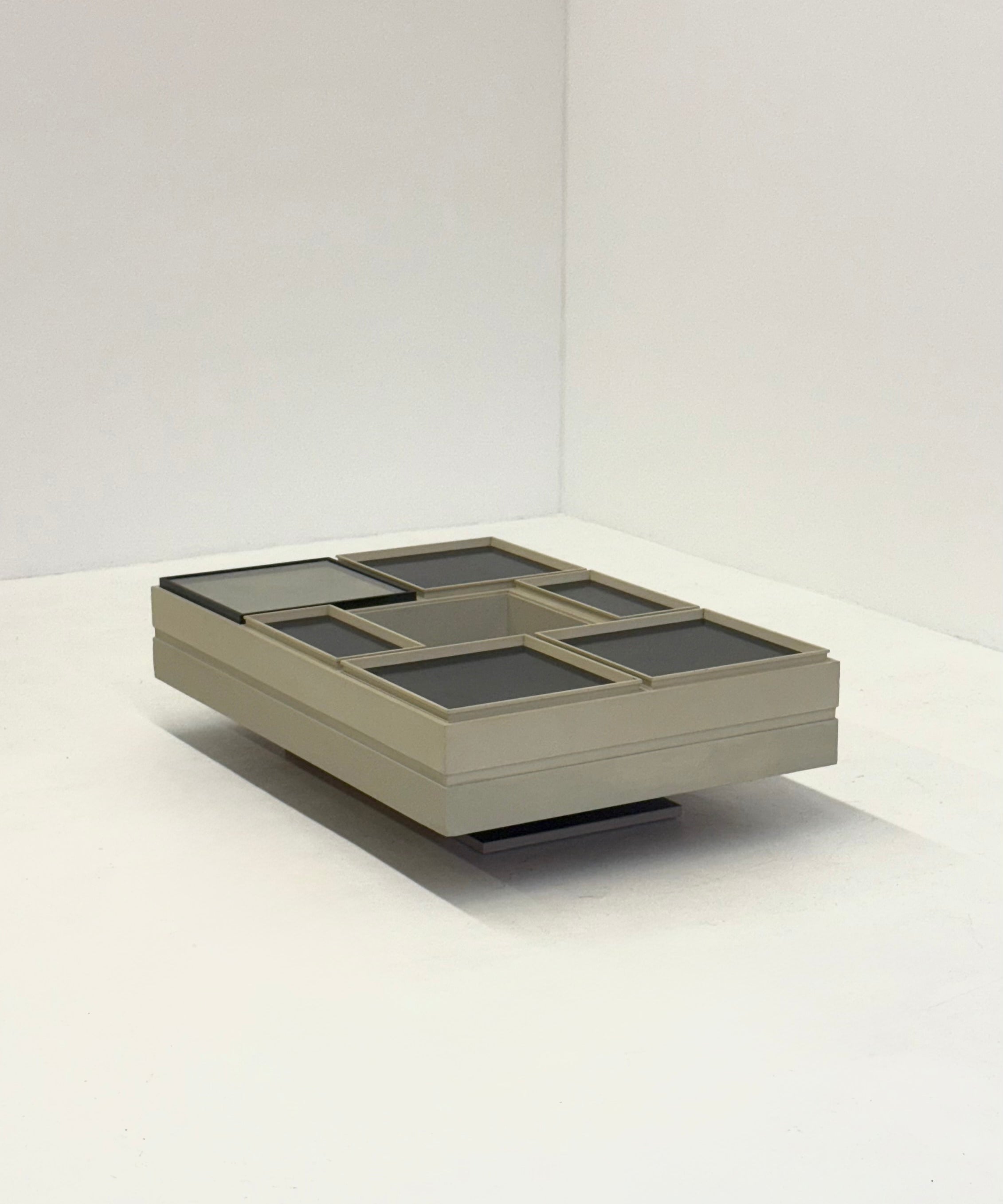 Modular_white_coffee_table_designed_by_Carlo_Hauner_for_Forma