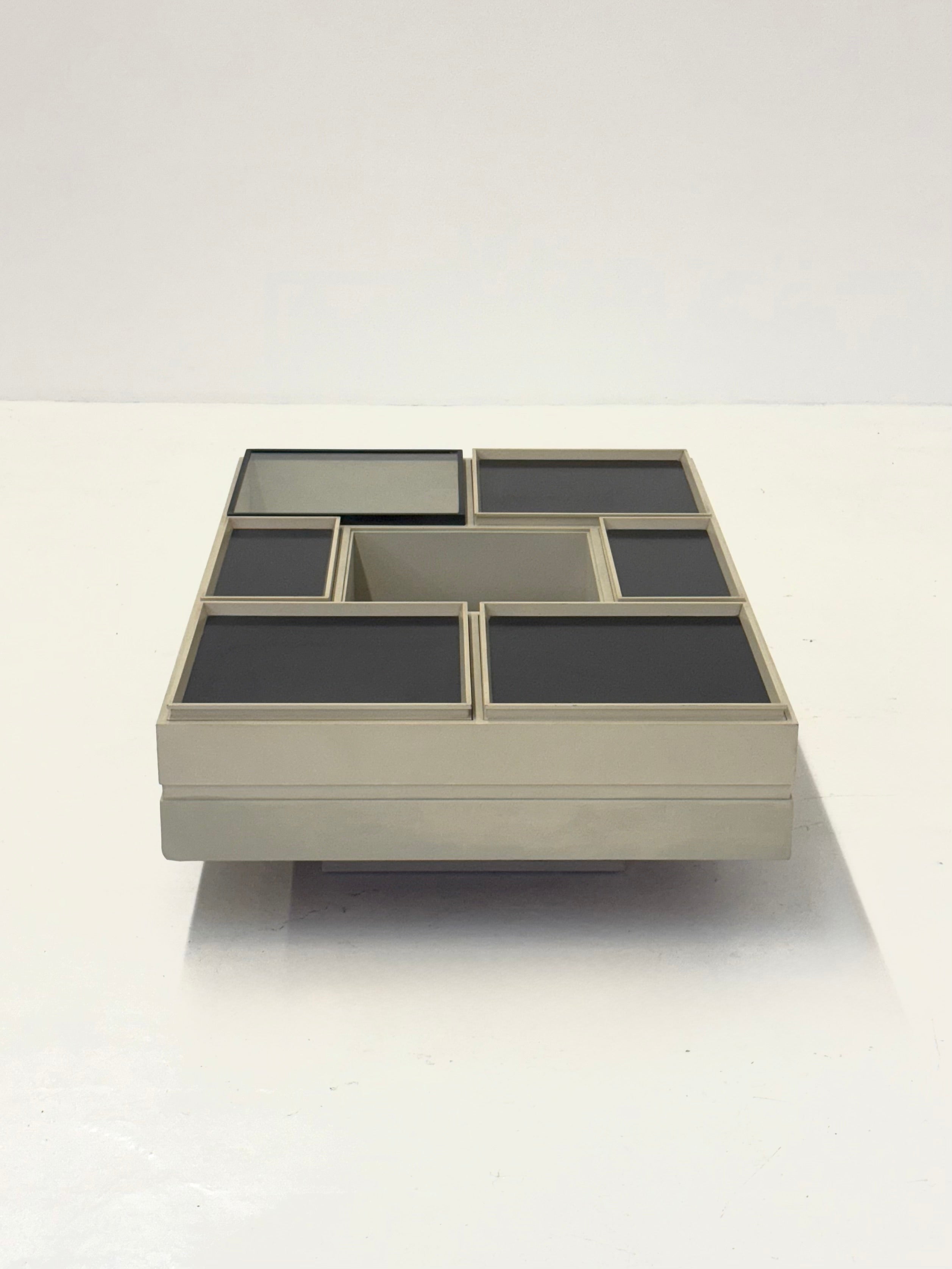 Modular_white_coffee_table_designed_by_Carlo_Hauner_for_Forma