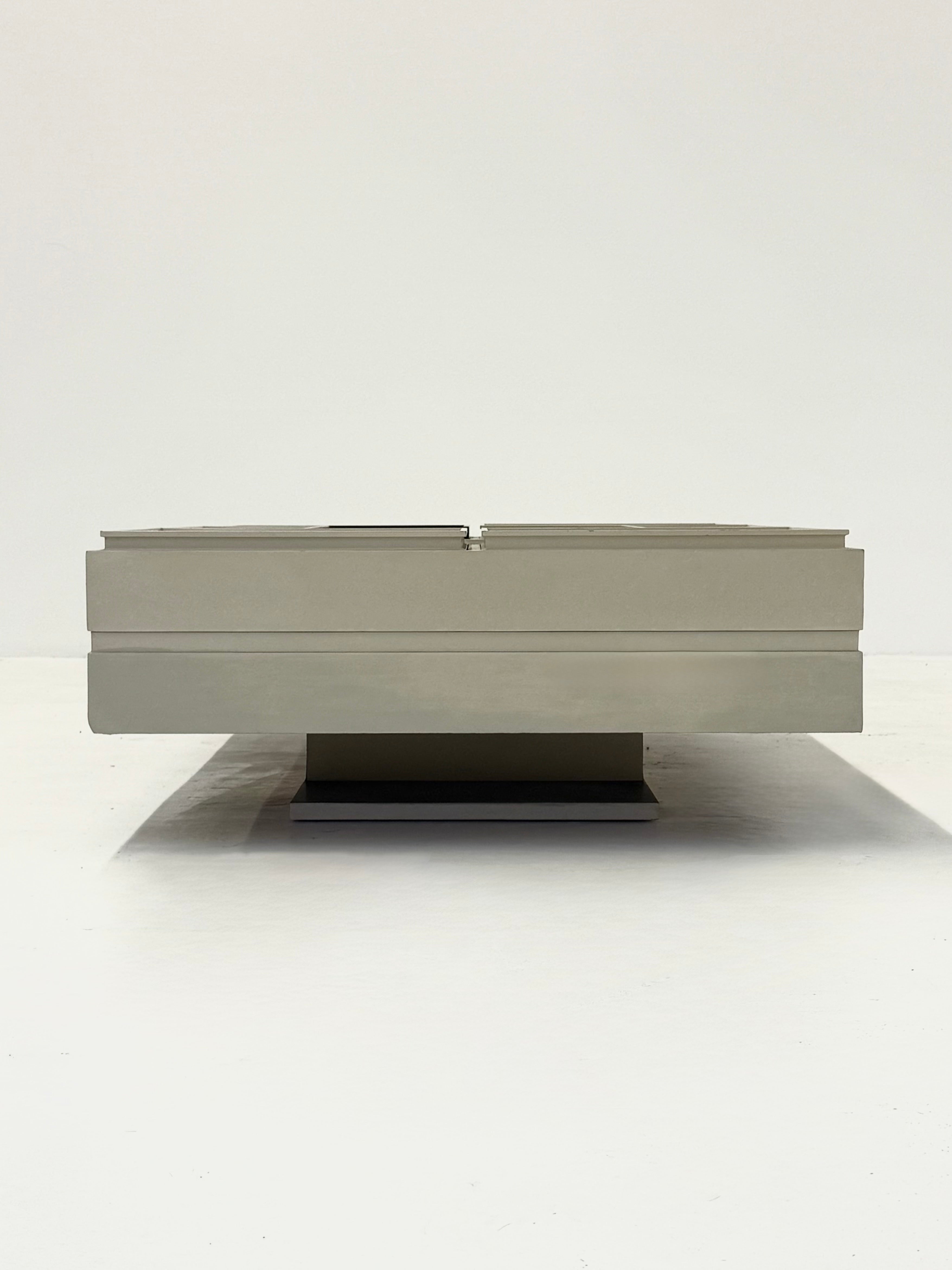Modular_white_coffee_table_designed_by_Carlo_Hauner_for_Forma