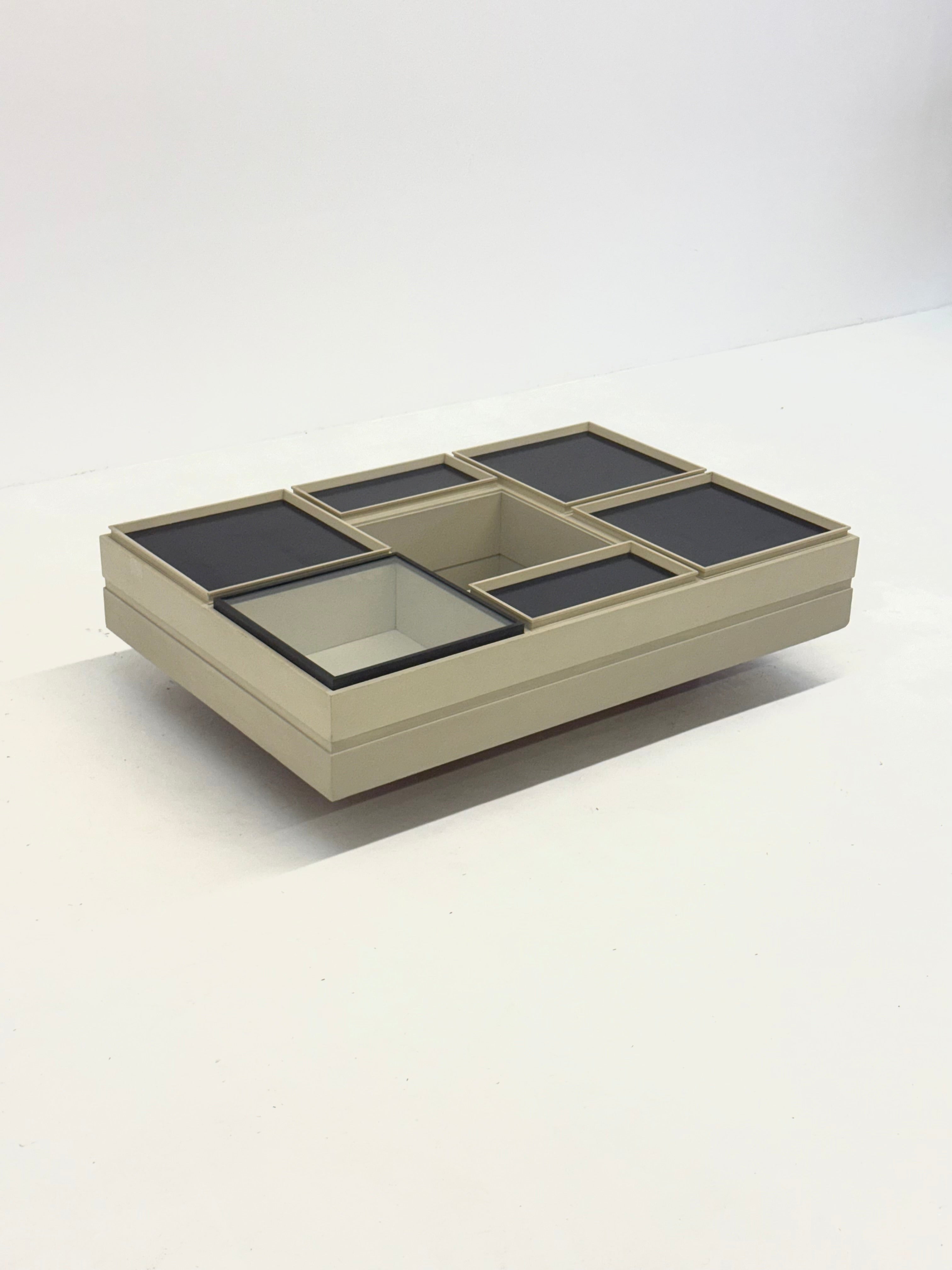 Modular_white_coffee_table_designed_by_Carlo_Hauner_for_Forma