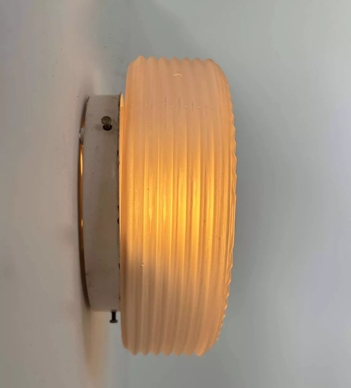 Molded_Pressed_Frosted_Glass_Wall_Lamp,_Mid_Century_Modern,_France_1960s