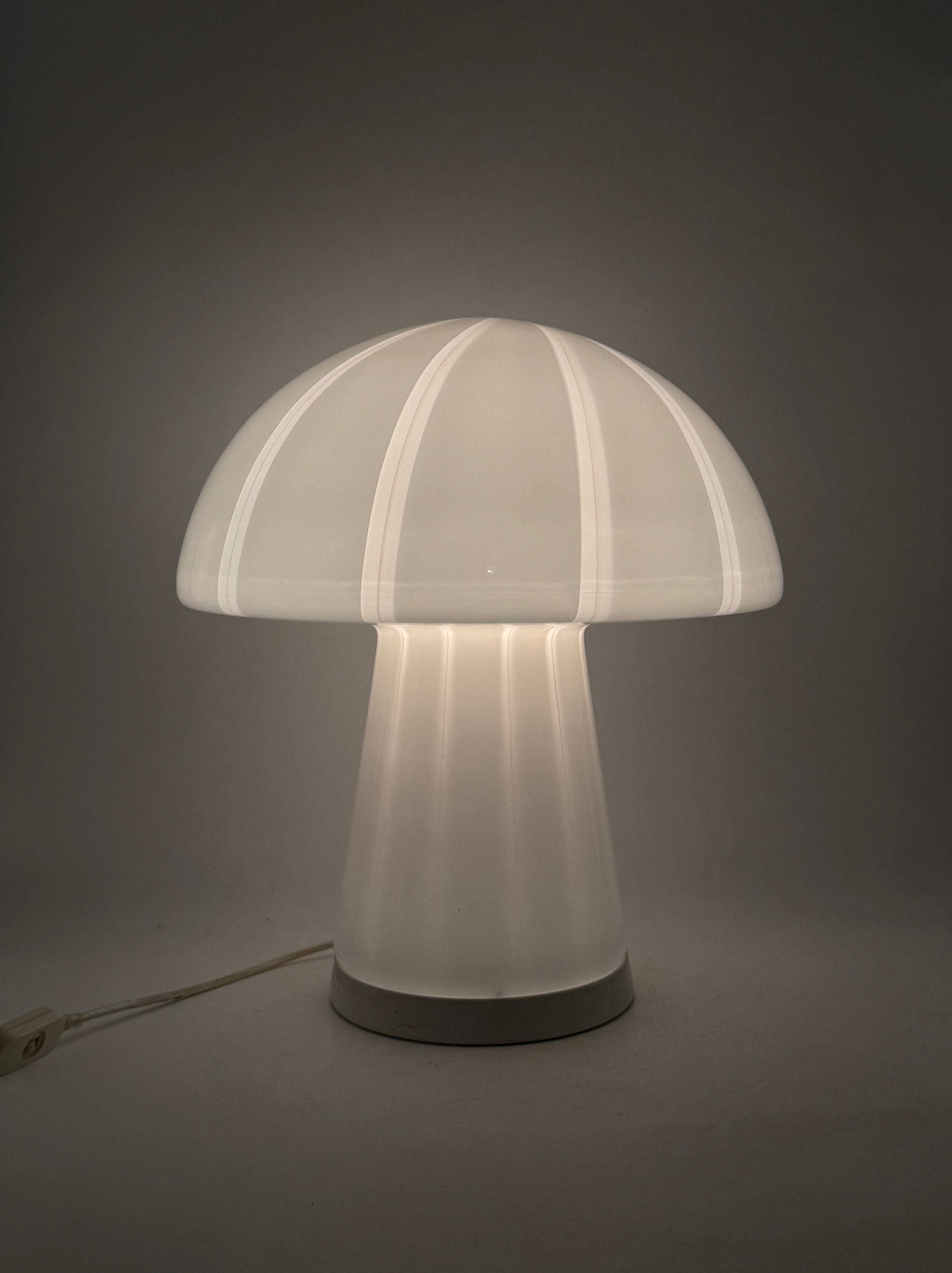 Murano_Glass_Mushroom_Table_Lamp,_Italy_1970s