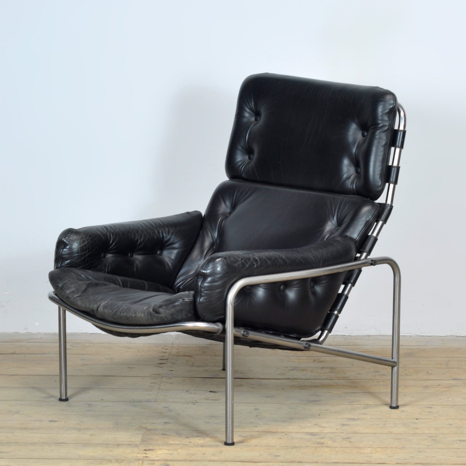 Nagoya_SZ09_black_lounge_chair_by_Martin_Visser_from_1960s