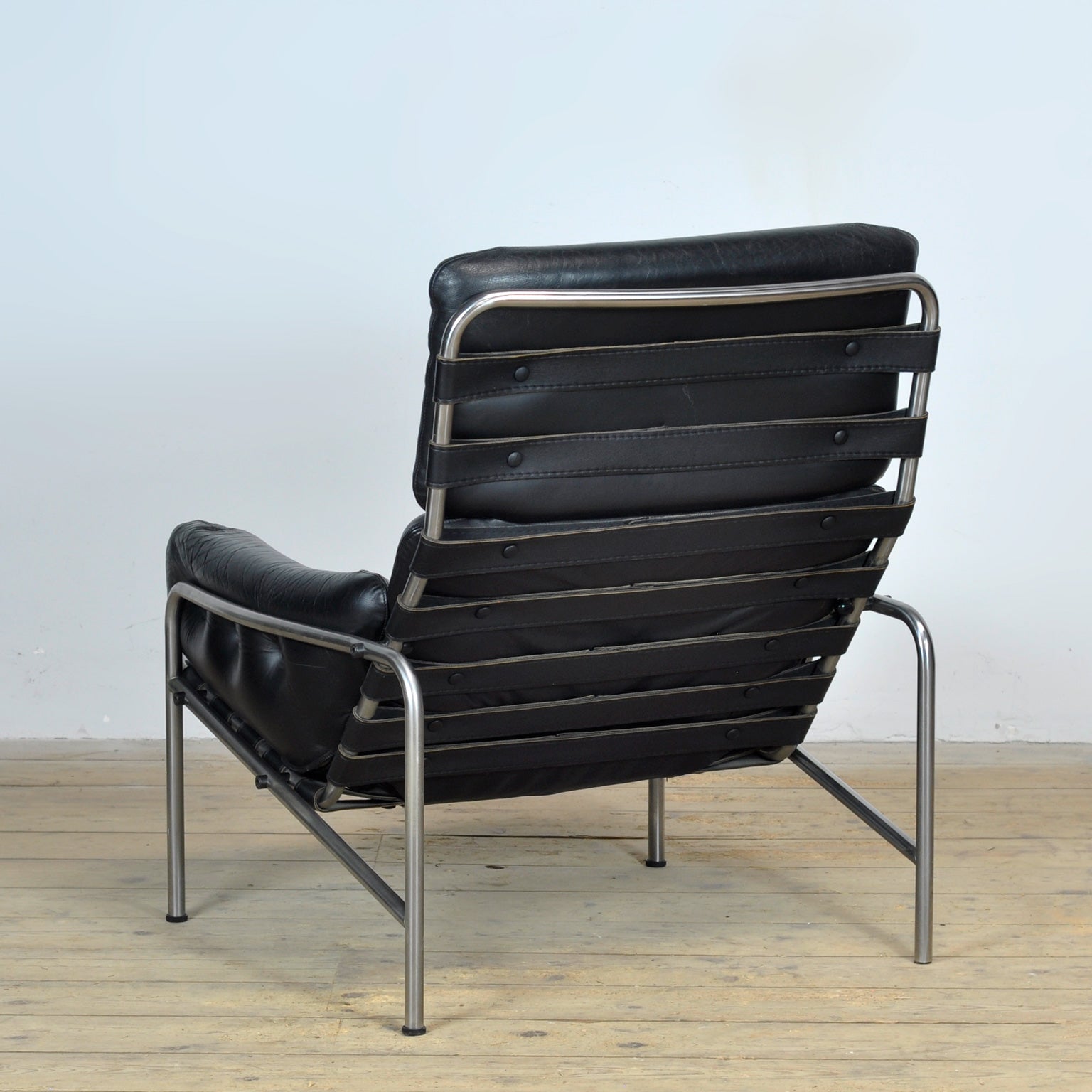 Nagoya_SZ09_black_lounge_chair_by_Martin_Visser_from_1960s