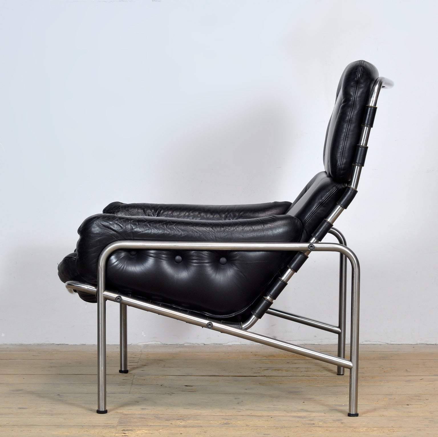 Nagoya_SZ09_black_lounge_chair_by_Martin_Visser_from_1960s