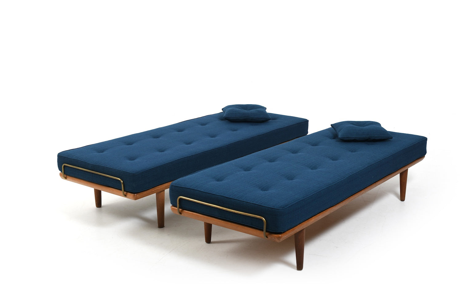 New_Upholstered_Pair_of_GE-19_Hans_Wegner_Daybeds